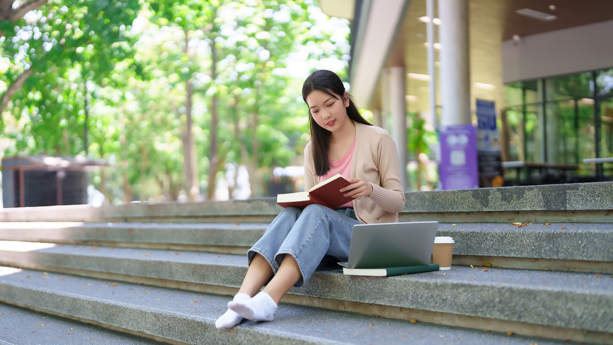 能够描述出主角性格特征的剧本演员5个人都是女大学生要求主角人设丰满要突出她开朗主要性格有正面形象有反面形象。剧情要有头有尾有高潮有反转结局要圆满。剧本要有角色具体的对话内容。