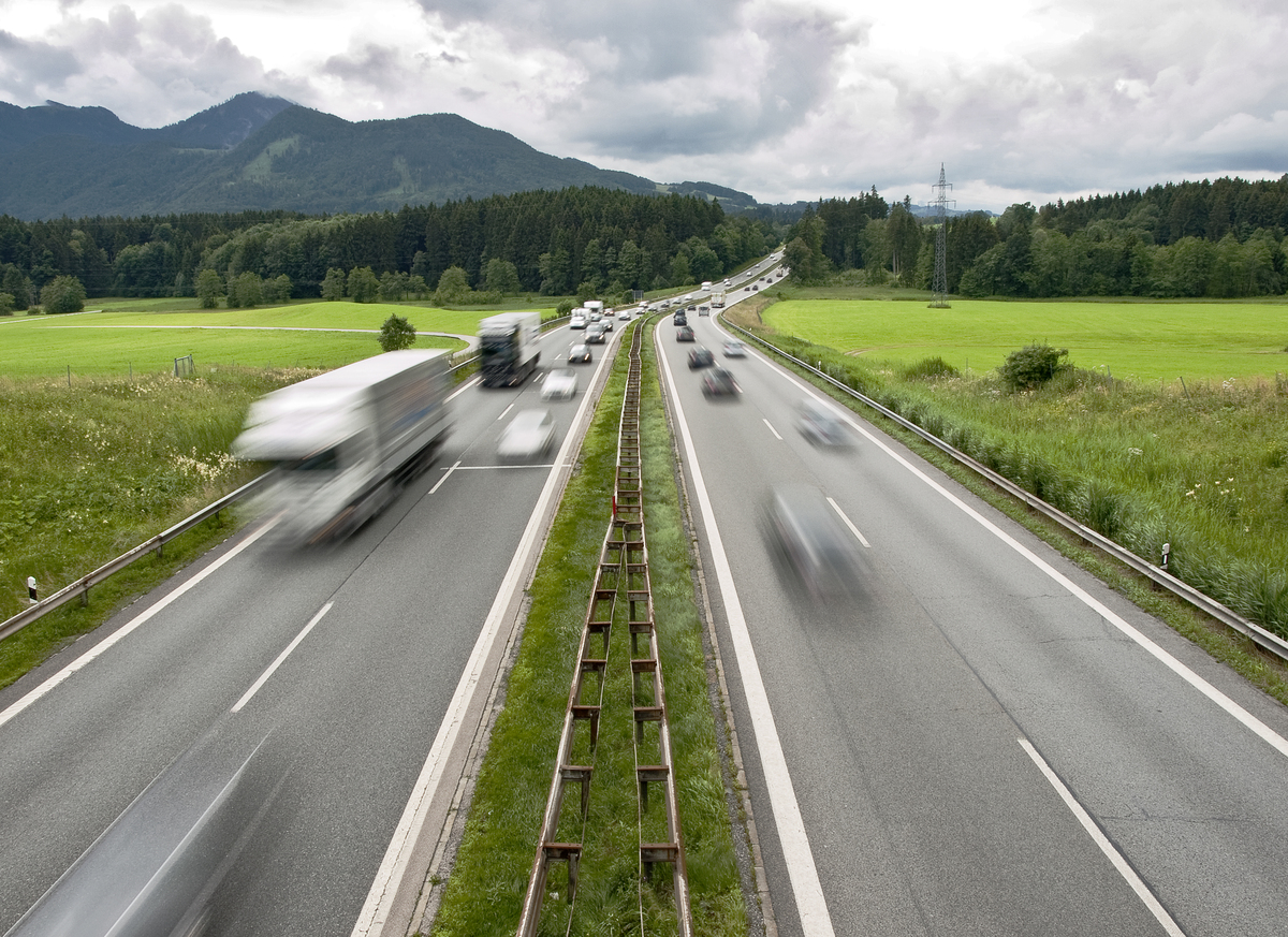 详细写一篇关于高速公路是我国经济发展的重要基础设施的文章不少于100字