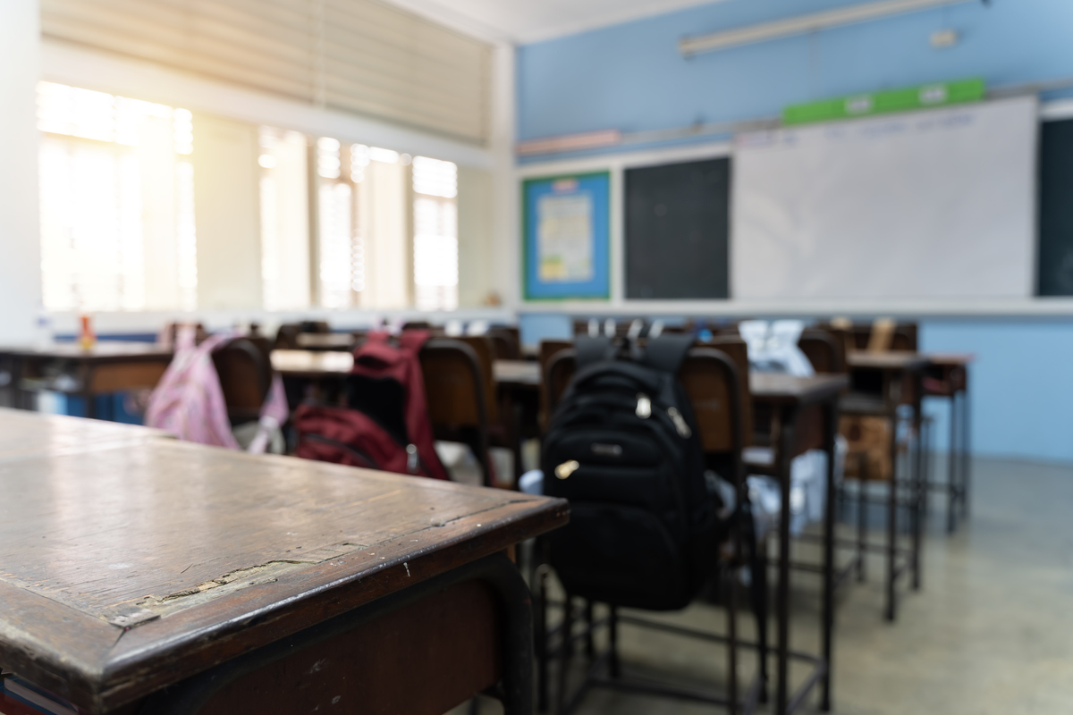 阳光充沛的105平方米教室：学生学习和成长的乐园