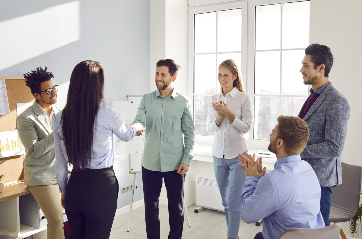 以如何在职场中建立良好的人际关系为题写一篇1200字文章