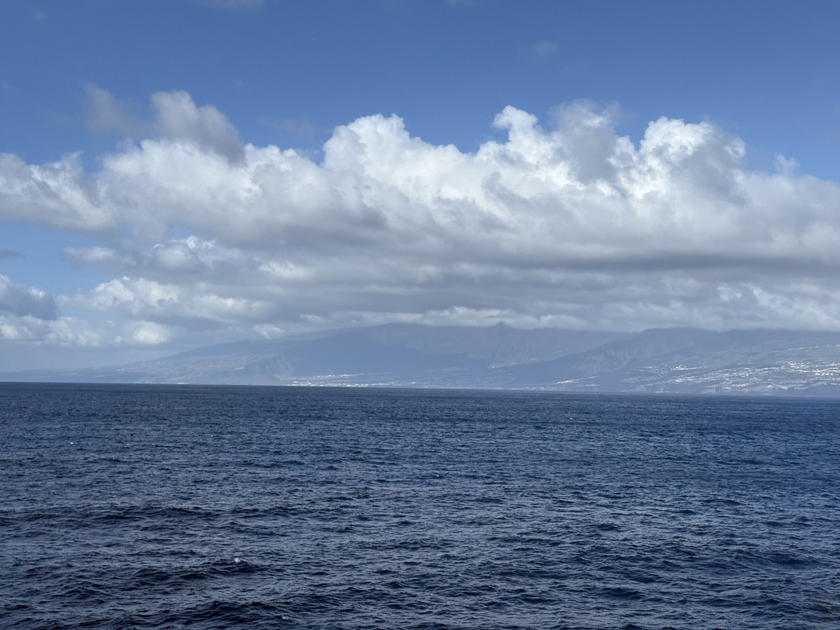 远方朦胧的岛屿海岸线在蓝色海洋之上