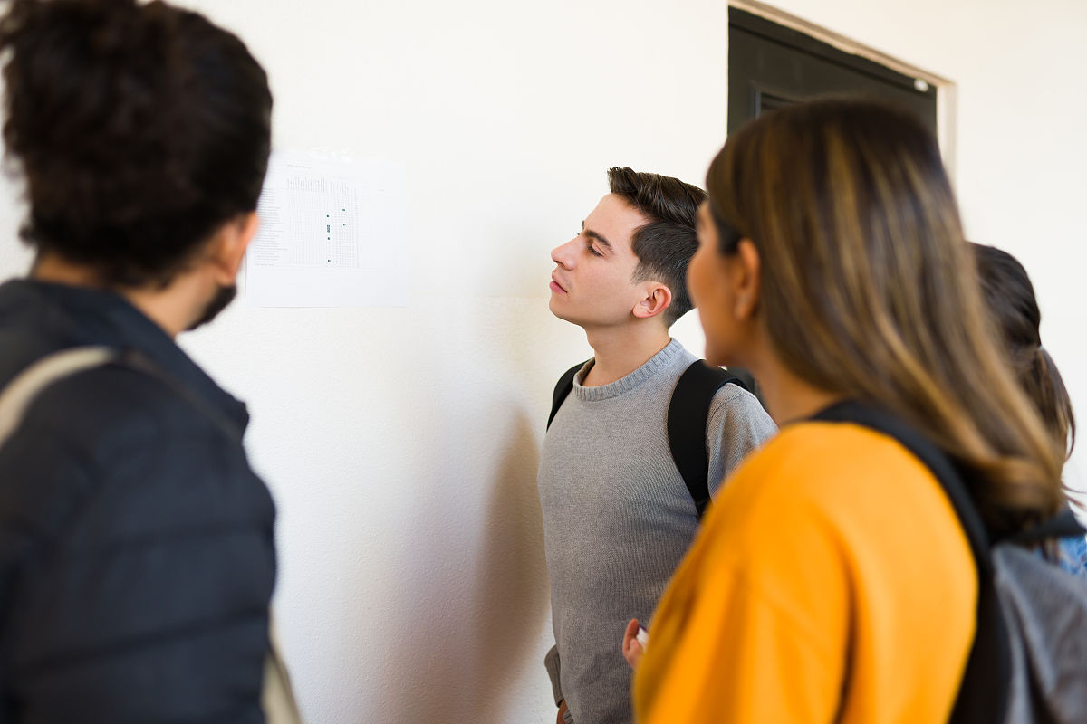 你好您好！有什么可以帮到您呢？修改下面一段话保持原意不变改多一点字成绩管理系统主要是以打造成绩信息管理为核心理念结合国内外相关管理经验确立科学化、智能化、标准化的服务对于成绩管理系统开发前期做好设计规划在设计阶段做好智能化建设以智能化管理系统代替部分的人工工作更方便快捷的达到成绩管理系统需求您的提问过于频繁了请歇一会吧修改下面一段话保持原意不变改多一点字成绩管理系统主要是以打造成绩信息管理为核心理