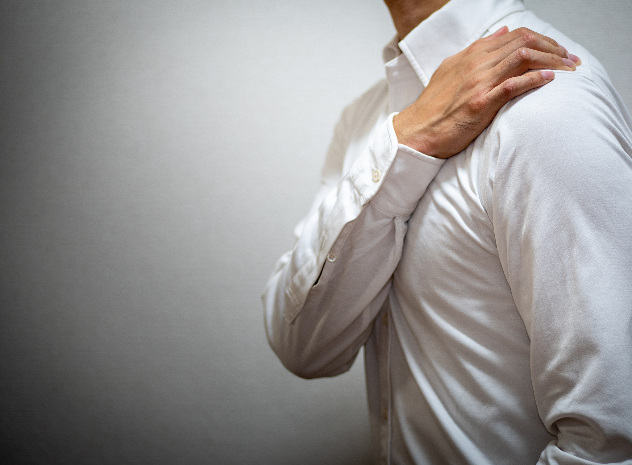 man suffering from stiff shoulders