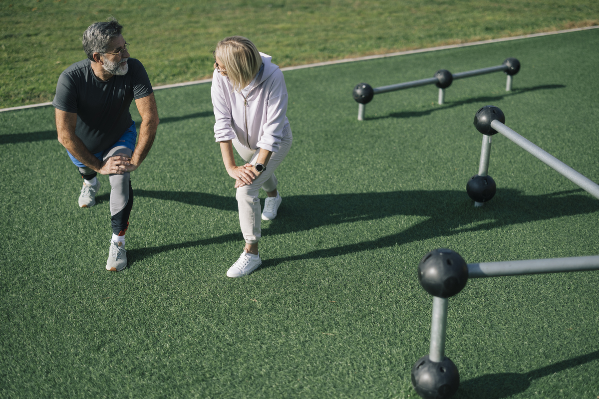 25足球比赛中屈膝后摆腿正脚背踢球容易发生损伤的是 A股四头肌损伤B十字韧带损伤膝内侧副韧带损伤D半月板损