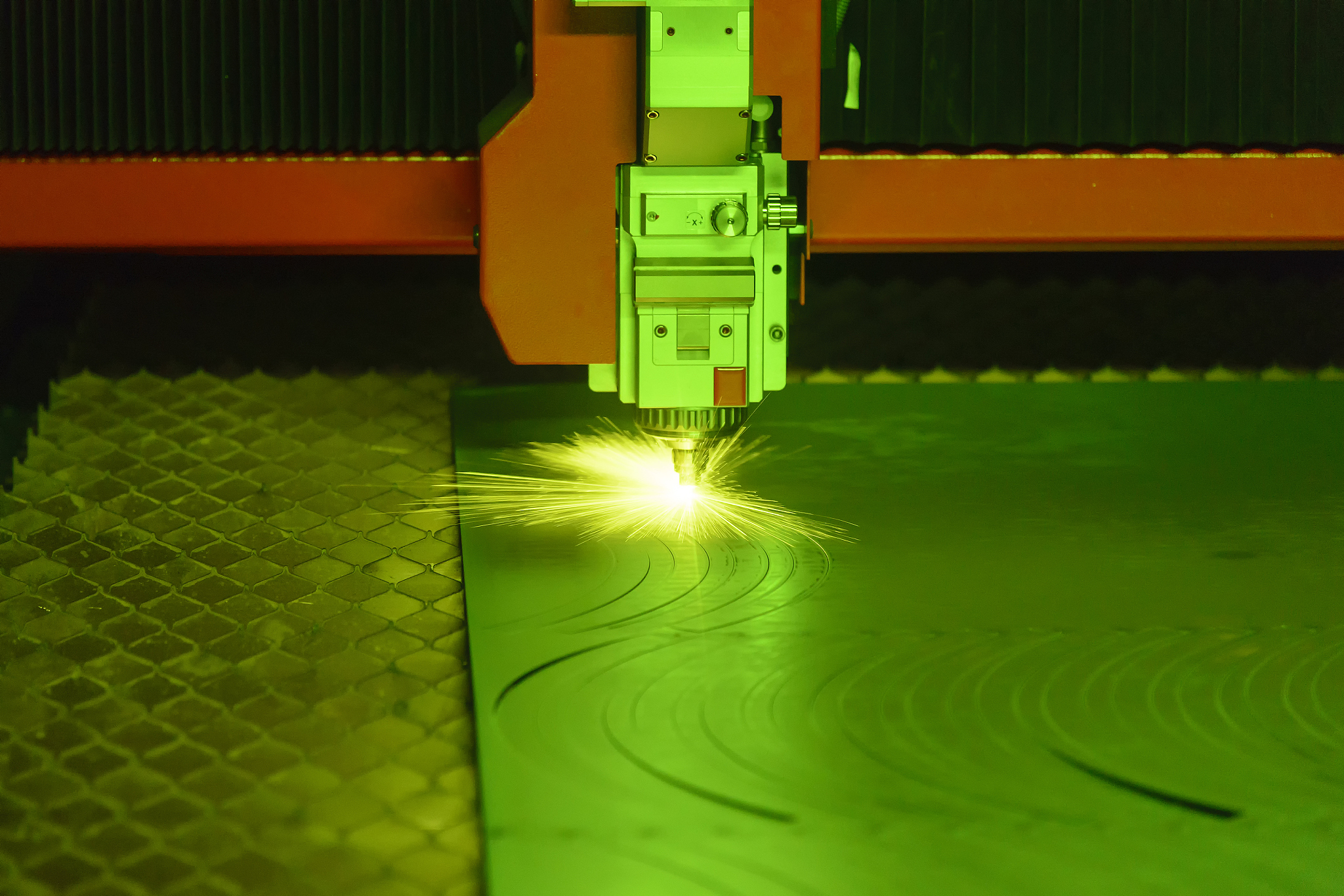 用300字介绍激光电子束选区熔化与成形连接复合制造