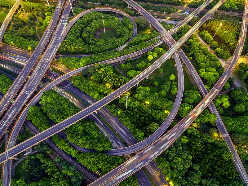 请从基础设施运输服务绿色、智慧、安全交通政府治理能力发展成就及问题这几个角度探讨一下长沙市综合交通发展特点。