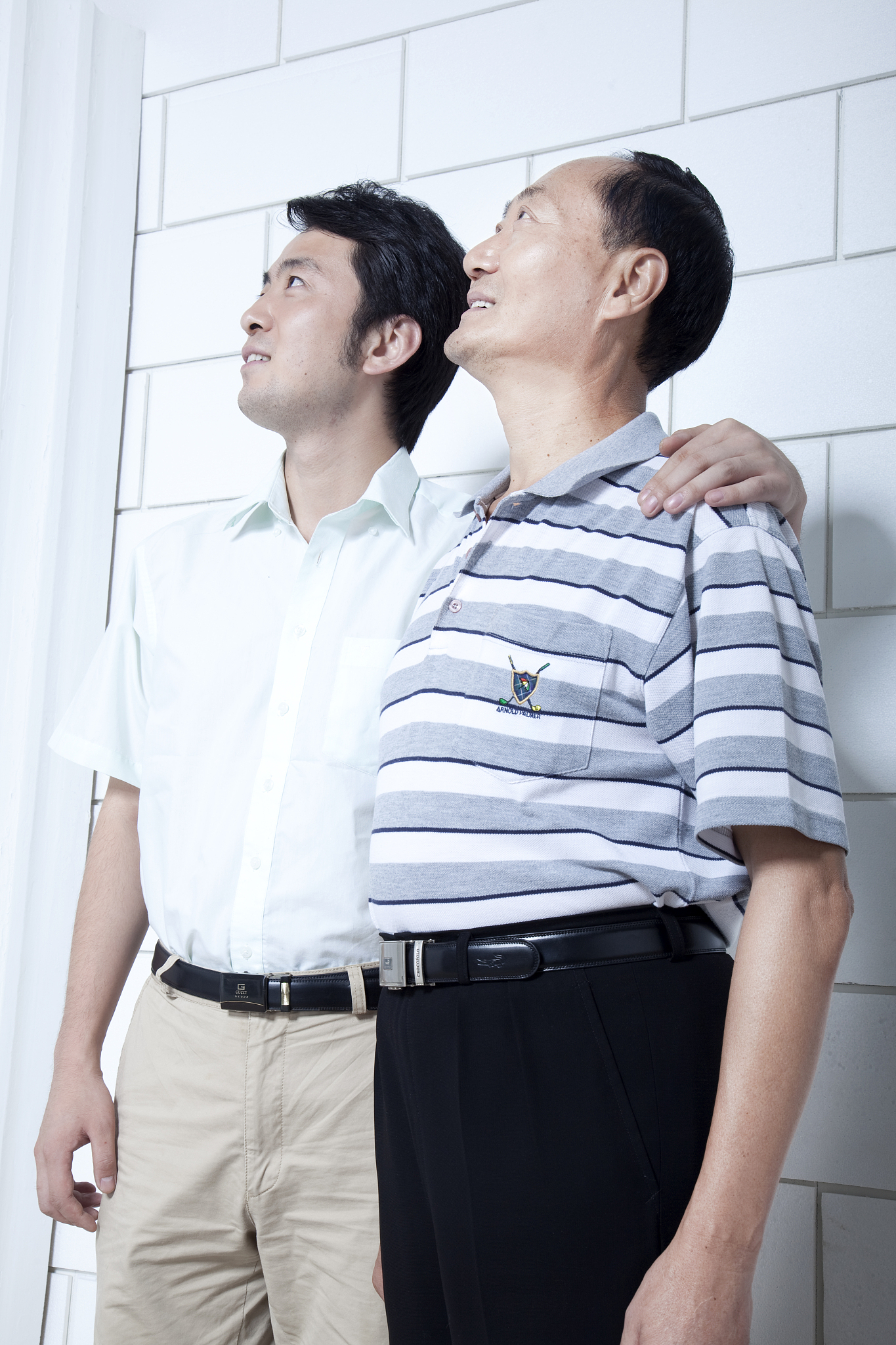 青年男性与老年男性在一起