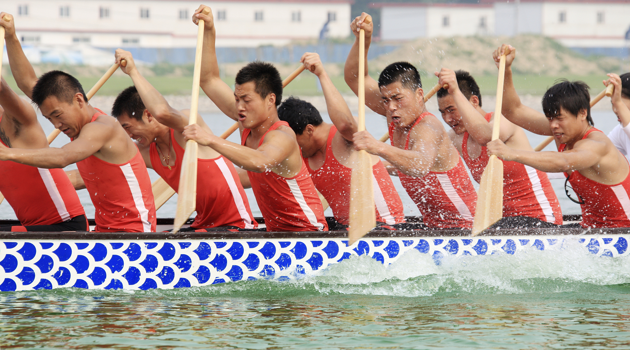 杭州亚运会龙舟男队险胜！15岁鼓手陈梓桓成亮点，稳定鼓点助中国队夺冠