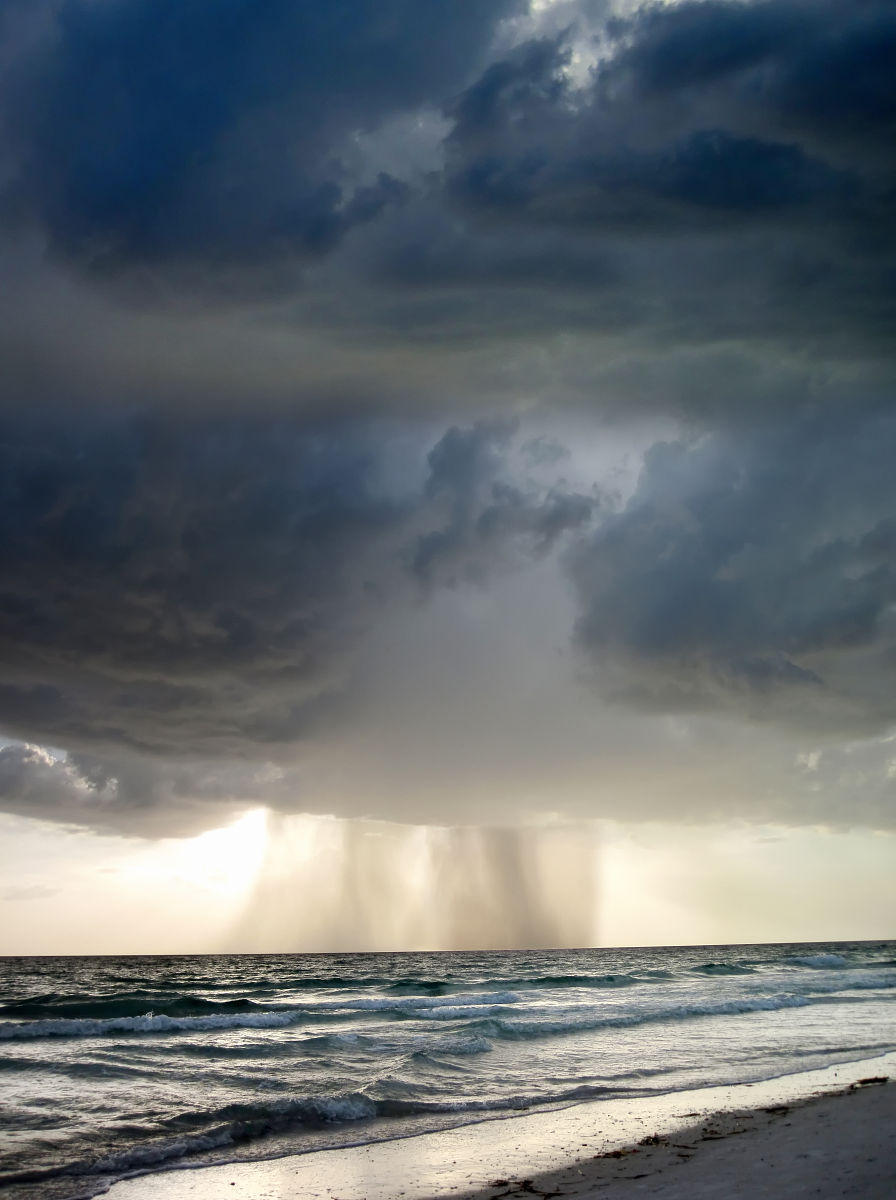 白雾弥漫，乌云密布，一望无际的大海展现壮阔之美