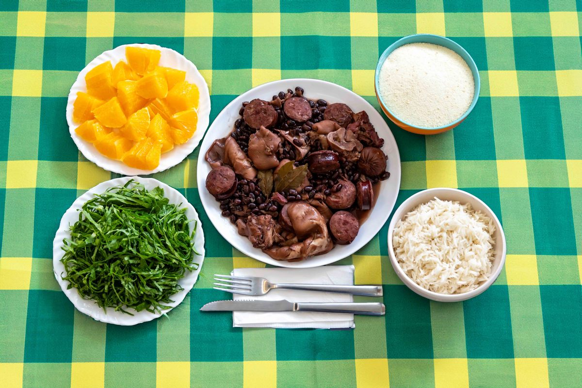 减肥过程中难免要吃大餐怎么办？经常有朋友我说哈公司团建或者工作需要啊应酬啊都要吃大餐可咋办？没关系今天就教你怎么尽量去做到合理。首先饮食的大原则不能变多吃蒸菜、煮菜、炖菜清炒类的菜少油少盐。然后食材呢尽量挑健康比如说可以多吃一些蔬菜啊还有蛋白质含量高的也就是说可以多吃一些肉类。如果说以上这些菜都没有只能说今天你这个局挺硬哈也没关系那就看一下你的桌子上的菜如果是说油脂类的菜比较多那就少吃碳水化合物也