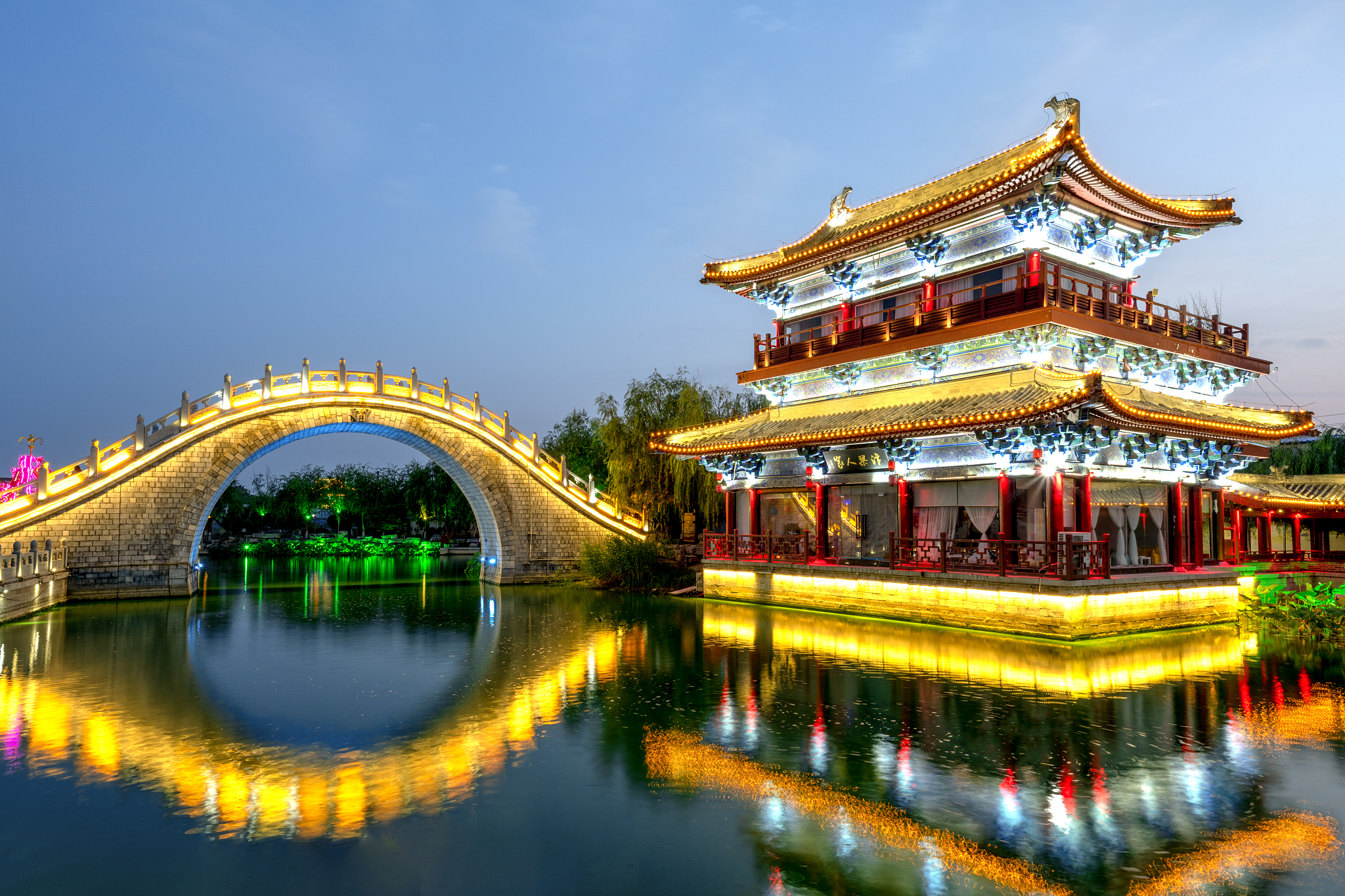 中国河南开封大宋御河夜景