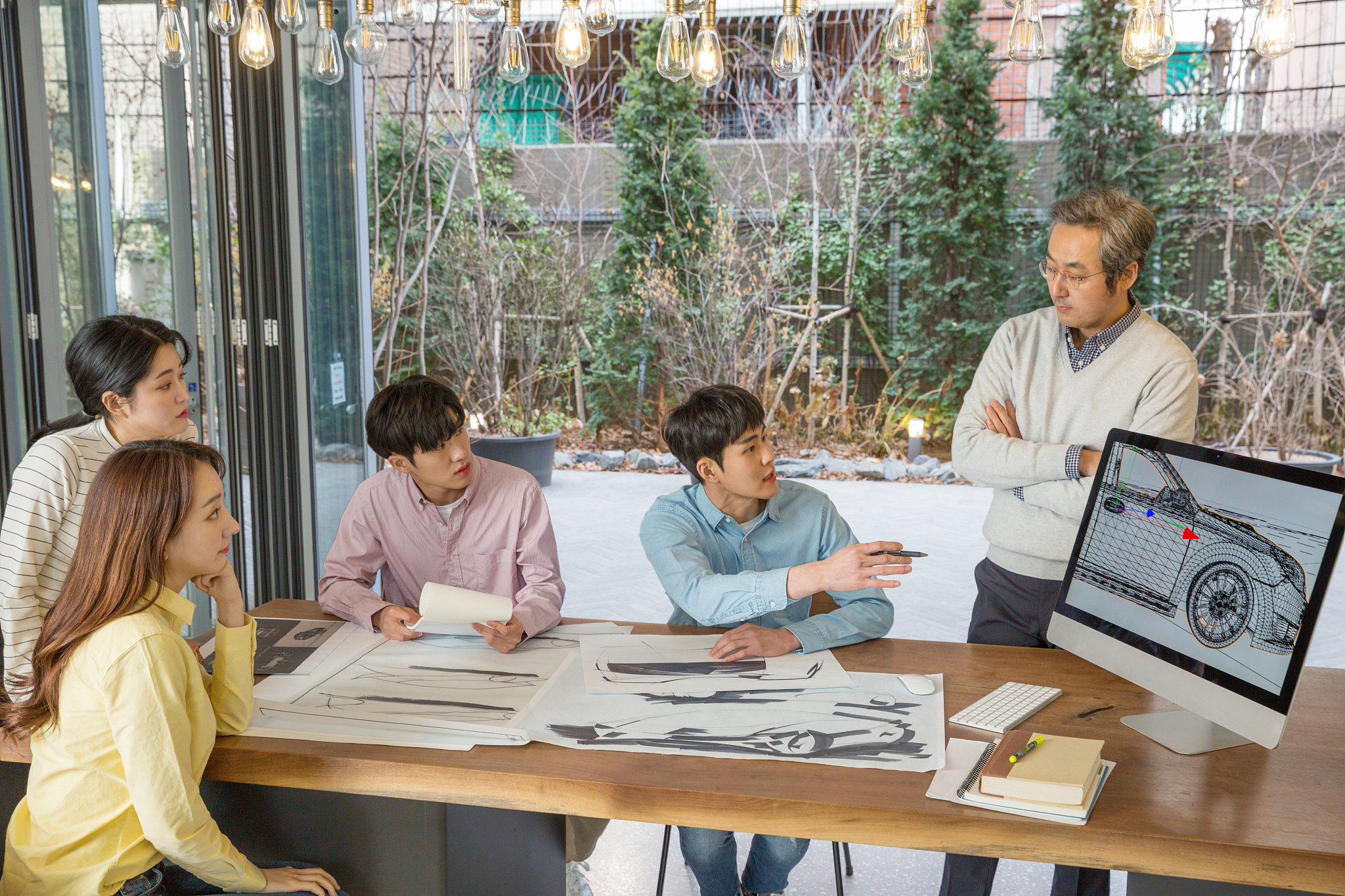 回顾这四年的大学生活我深深地感受到自己在学习和实习中所受到的巨大收获。我勤奋努力顺利地完成了学业同时也积极地融入生活结交了许多朋友。这些经历让我在人生中更加成熟和自信。请帮我续写