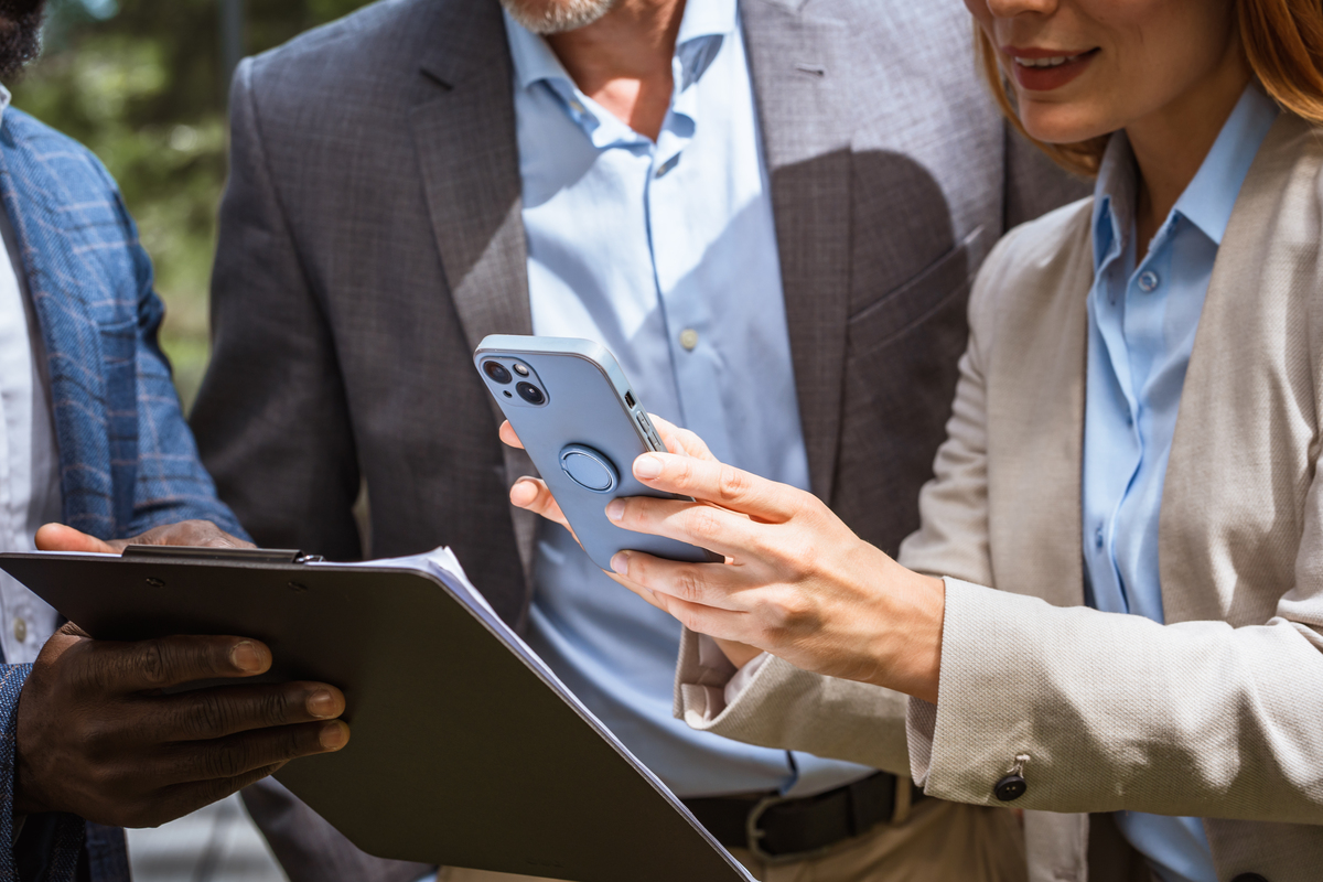 iPhone 用户群体分析：科技爱好者、商务人士、年轻人、摄影爱好者等