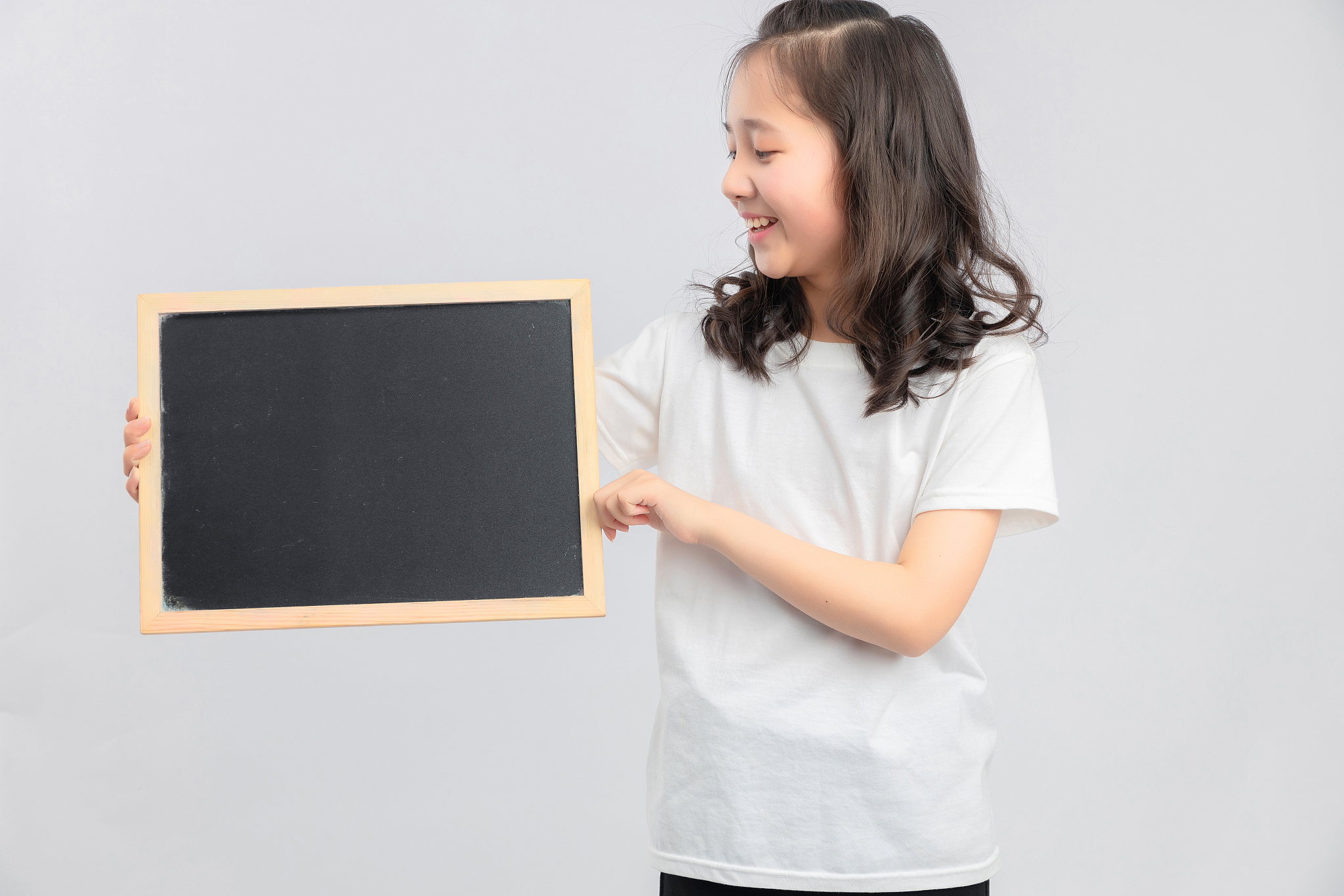 灰色背景里的亚洲小学女生
