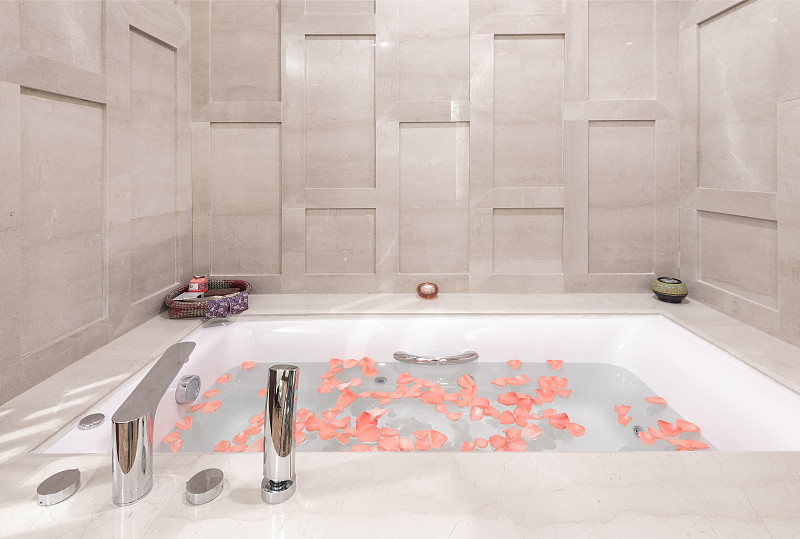 HydroBreeze 智能浴缸：沉浸式淋浴体验，舒缓按摩，快速烘干