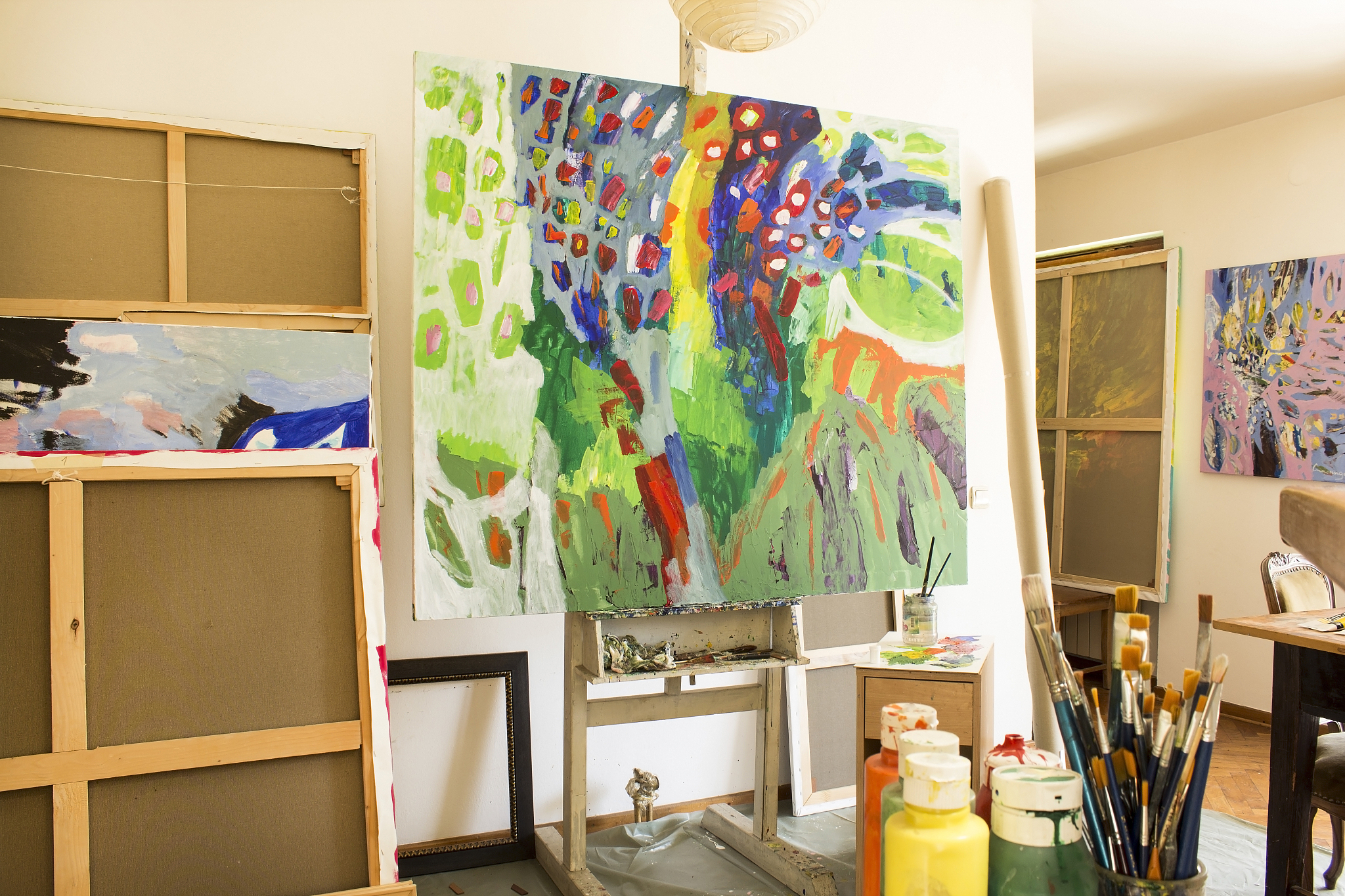 润色：The work contains both distant and close-up views and in the transition from reality to virtuality and from near to far the depiction of houses is a challenge They come in various shapes and have m