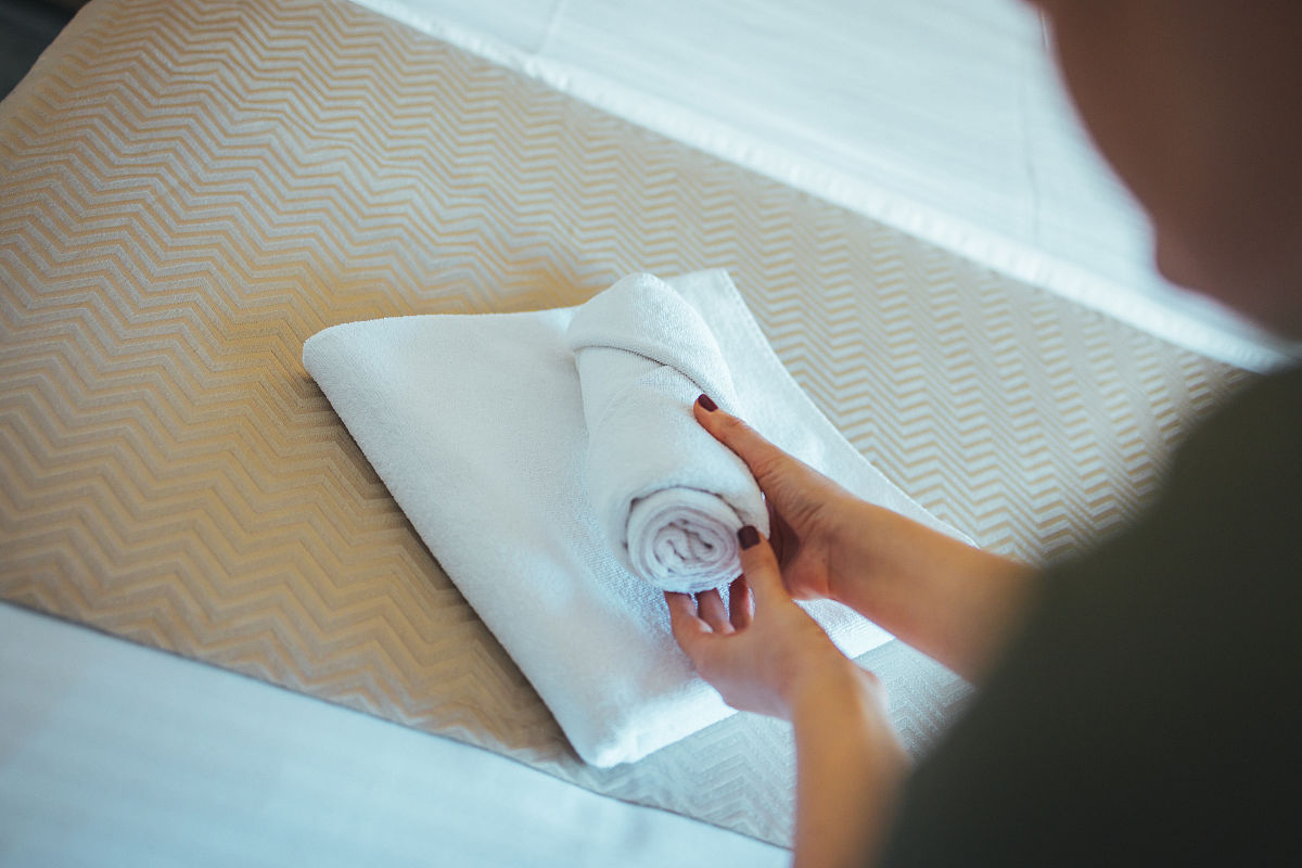 浴巾毛巾浴帽浴袍沐浴垫洗脸巾以以上分类编十二个销售表从一月到十二月的销售表并且通过规律要得出结论