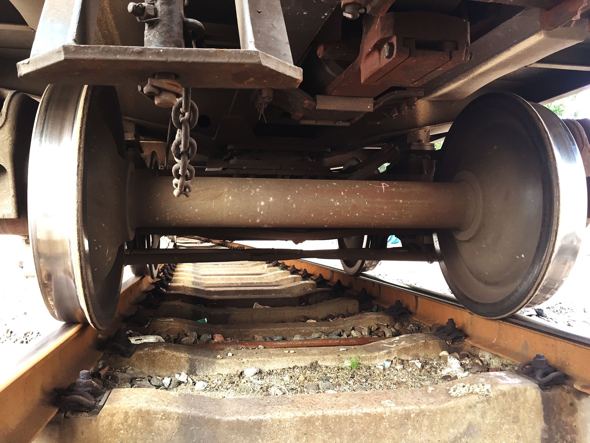 轨道交通列车车体与轮对垂向力和纵向力的传递路径