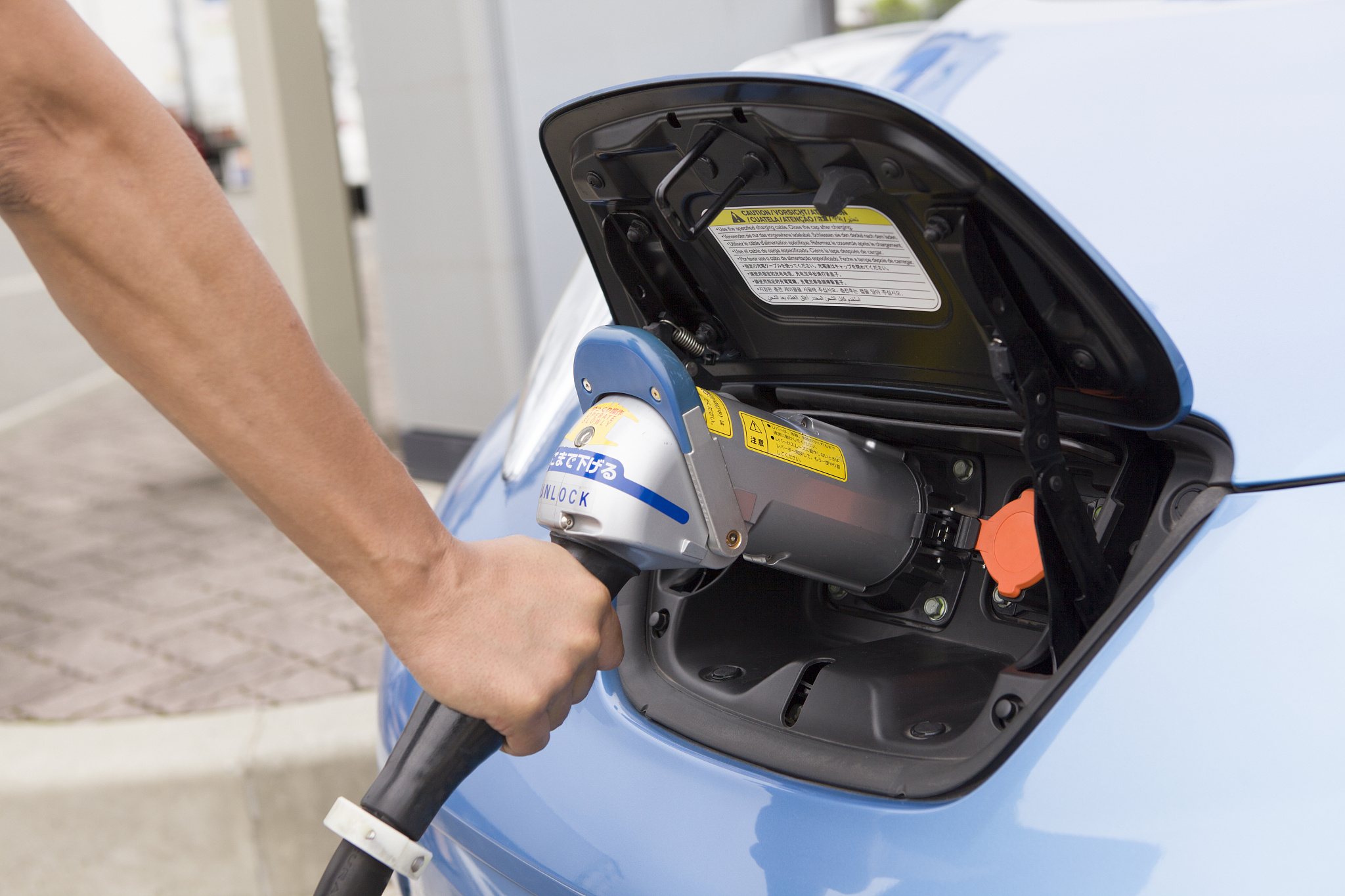 请你现在开始模仿：你是一个有十年经验的车载吸尘器跨境电商卖家主要向欧美市场销售车载吸尘器。以你多年的吸尘器销售经验我们来梳理一下你卖得最好的一个产品车载吸尘器的卖点从外观和功能说明你的车载吸尘器的优点并用一二三四五六七八的罗马数字顺序罗列出来并把这些优点汇总成一条英文的AI做画指令