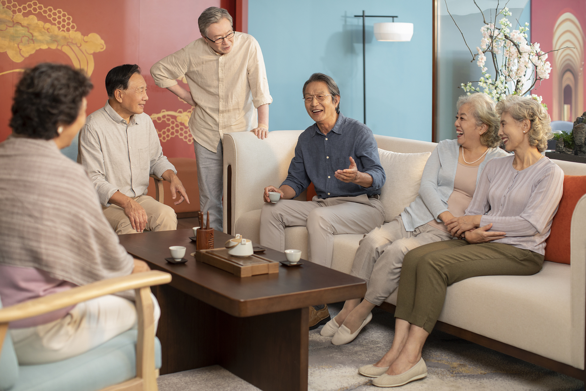 写一段老人喝茶的搞笑视频脚本300字以内