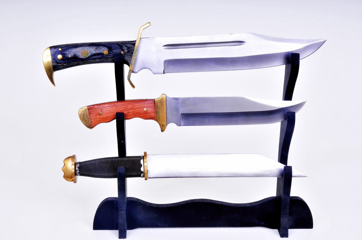 大型<strong>刀</strong>具在浅灰色背景上孤立展示