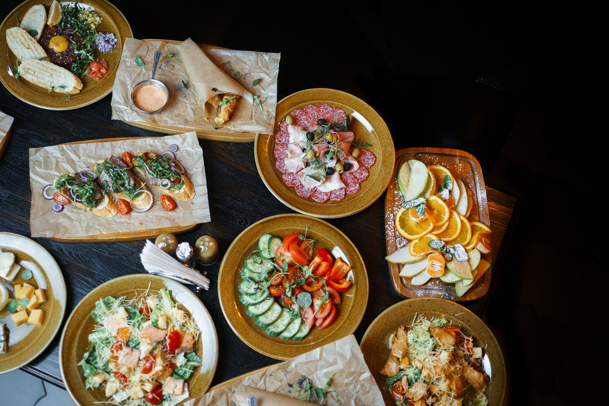 wirte a informative research paper to Describe the similaritiesdifferences between the hawker cultures of Hong Kong and Singapore