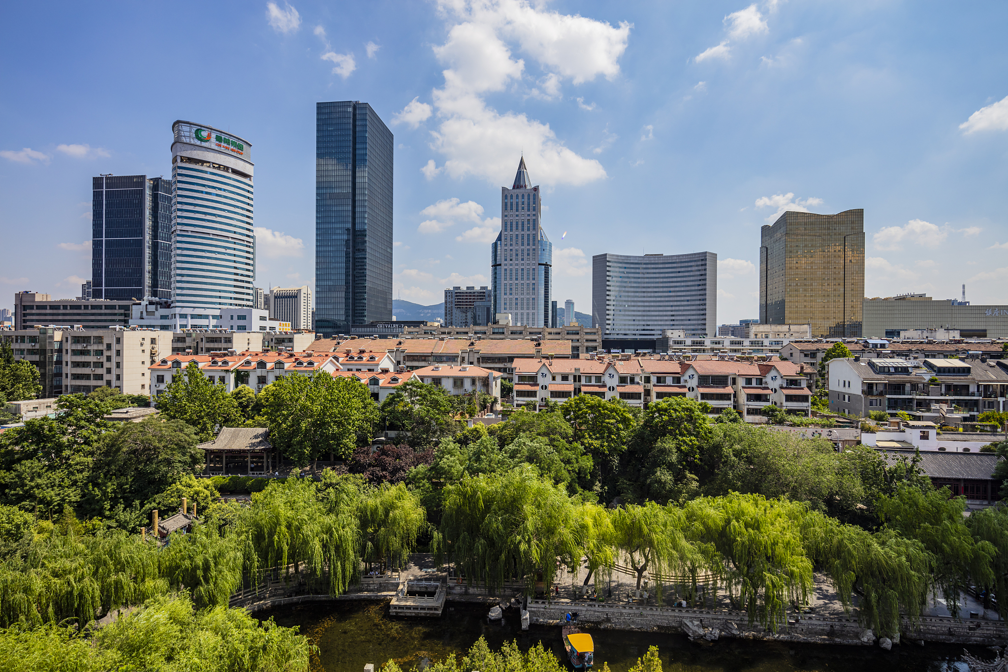 请围绕回乡见闻写一篇记叙文描绘家乡的快速变化及飞速发展表达对家乡的热爱以济南为例不低于1000字
