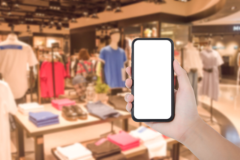 你是一个创业者想开一个艺术商店目标用户是18岁到26岁的女性主要卖一些网红商品比如好看的笔记本发卡等。现在你要为这个店起3个英文名字要求不超过6个字母能让用户快速的记住你的店铺。