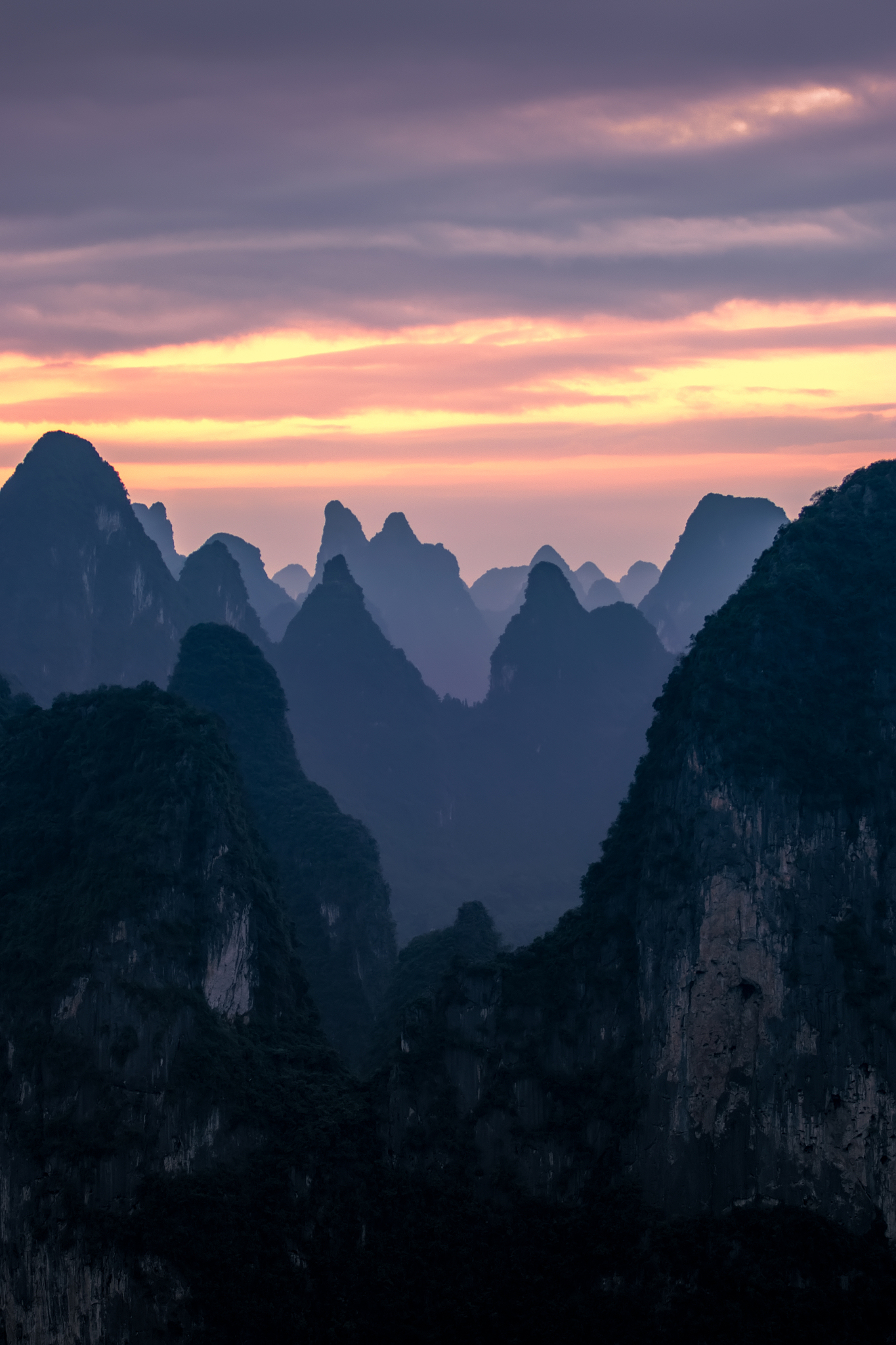 关于《白象似的群山》这篇文章请用100字介绍文章内容并从男女主人公是否为真爱角度分析且不少于250字