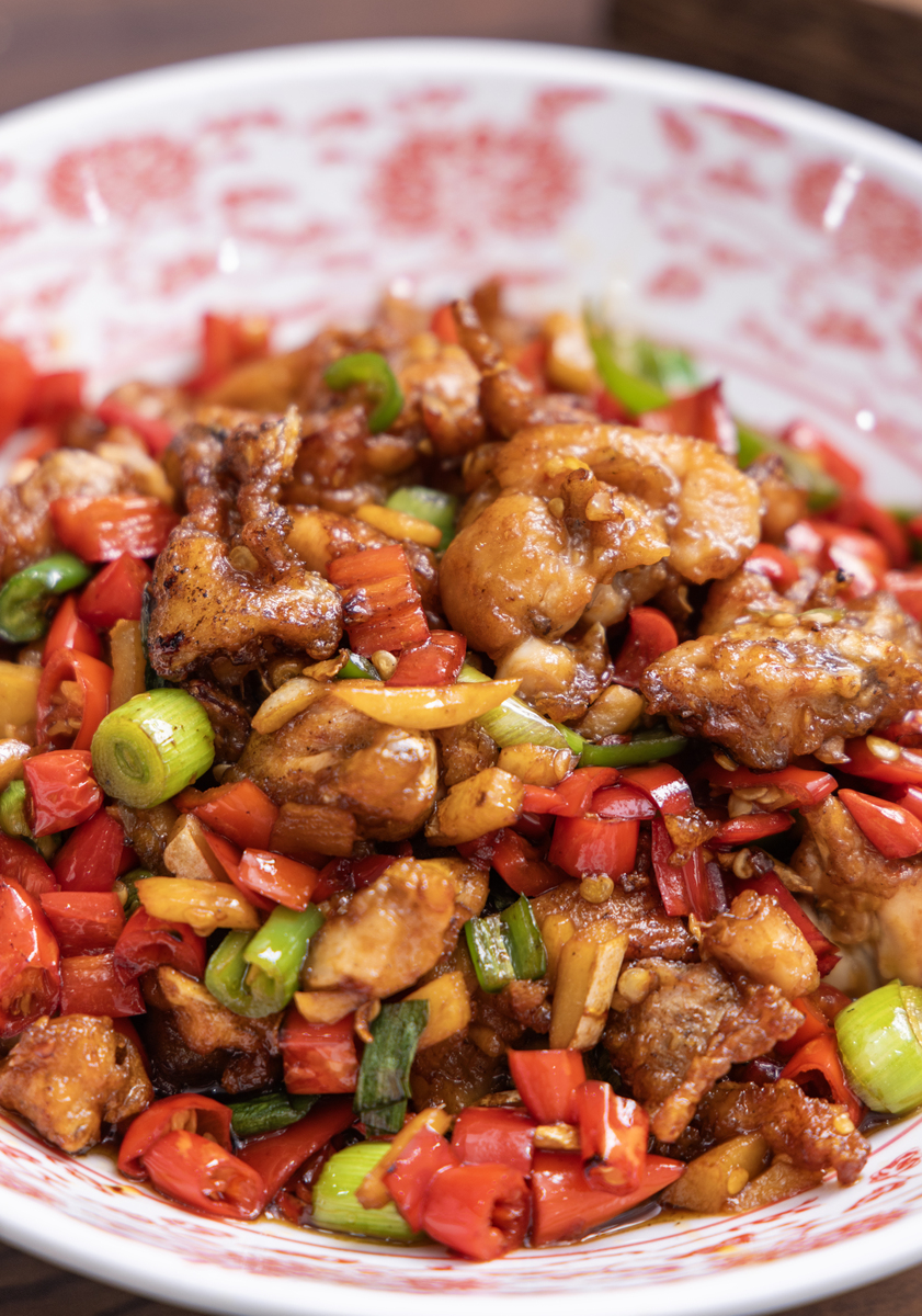 鲜嫩无比！牛蛙烹饪秘方大揭秘 - 300字食谱