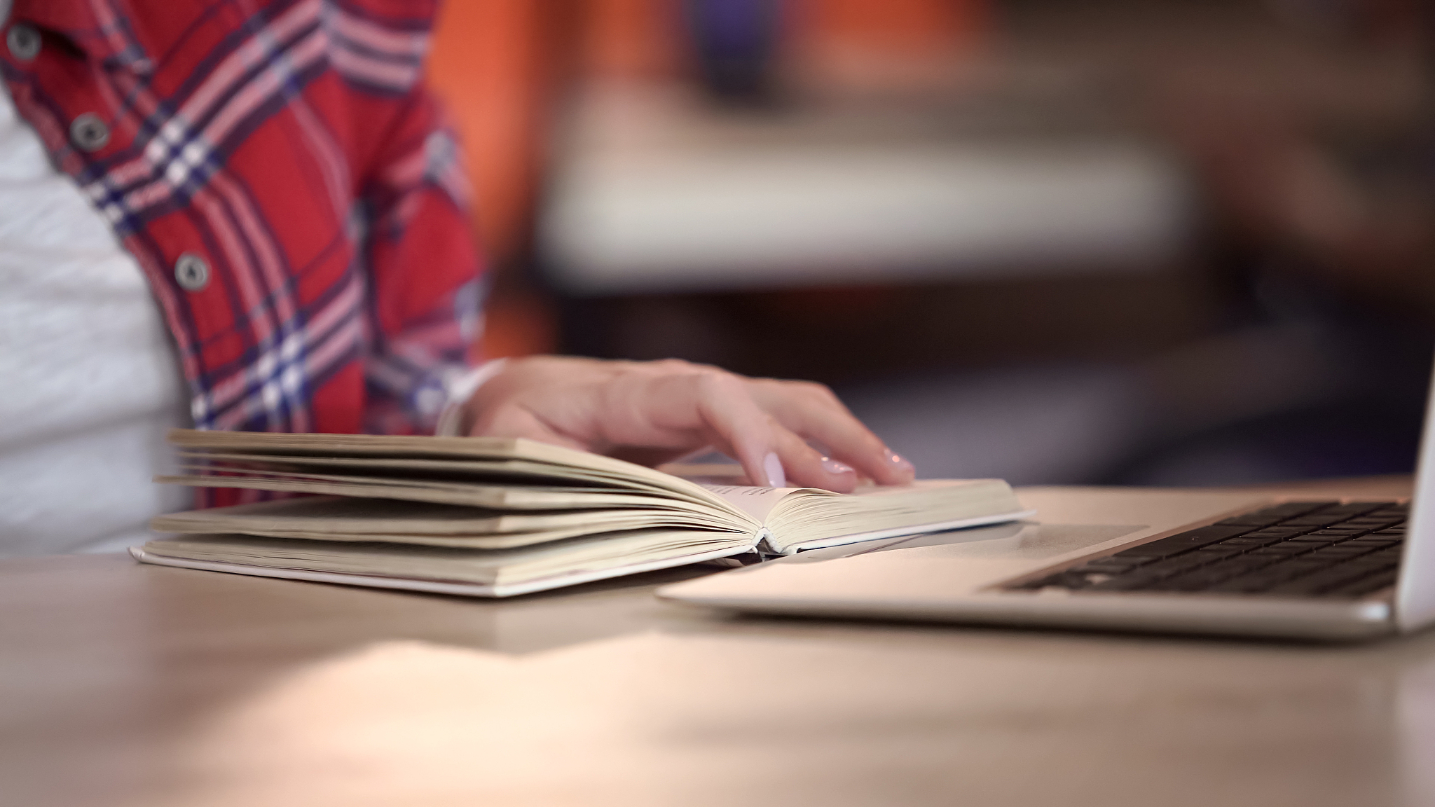 数据库中差EXCEPT找出计算机类且价格不超过60元的所有图书的信息查询