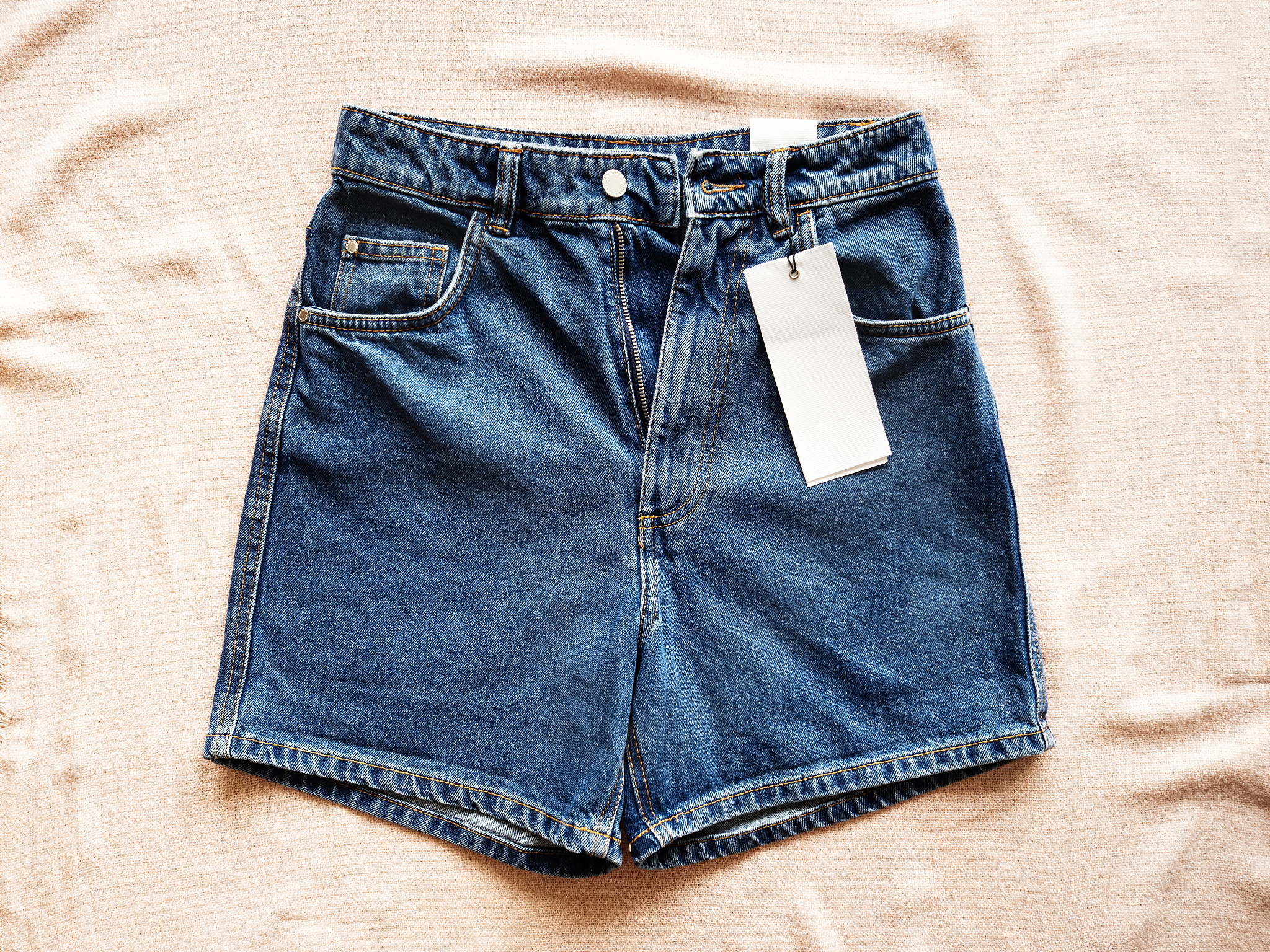 以顾客身份写10句夸赞这件女士棉麻短裤的话和10个短标题