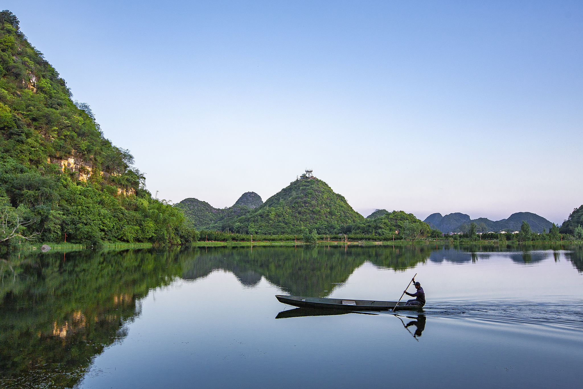黄昏 丘北县小吃 普者黑景区 花海 三生三世附近仙人洞景区骑水牛的的人 米线 炸猪皮 凉粉 价格优惠 麻椒鸡 烤鸭 手工雪糕 麦田 绿化带水果琵琶 写一篇视频文案