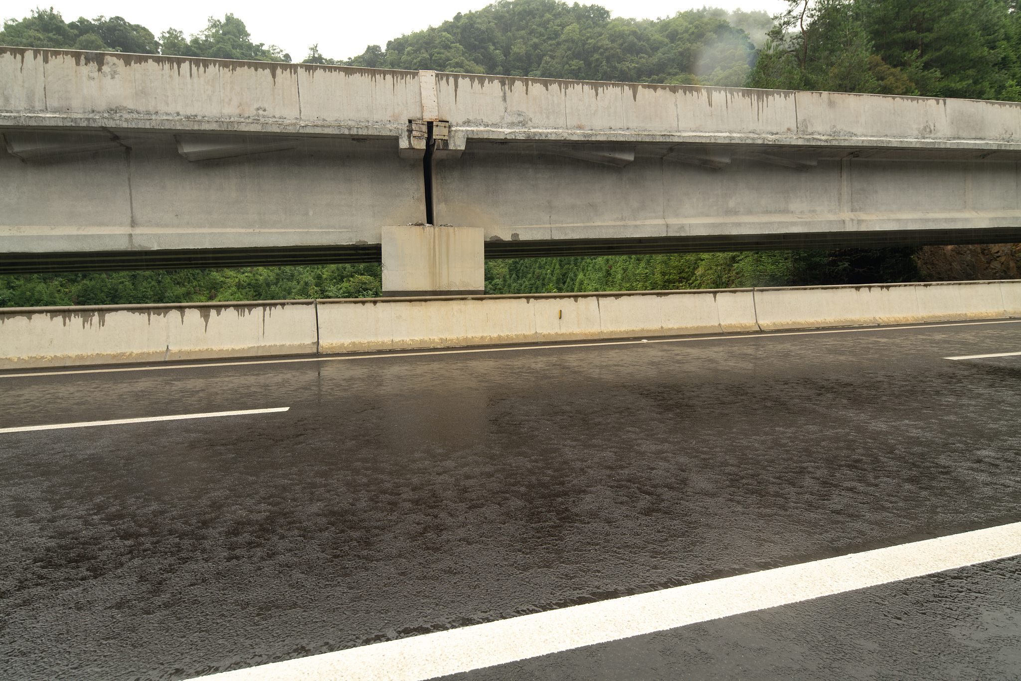 请对土木工程专业论文《 黄石道路桥梁施工中混凝土裂缝的成因及应对分析》的4 混凝土裂缝的应对策略 进行提纲写作 保证其内容合理性不要乱写：