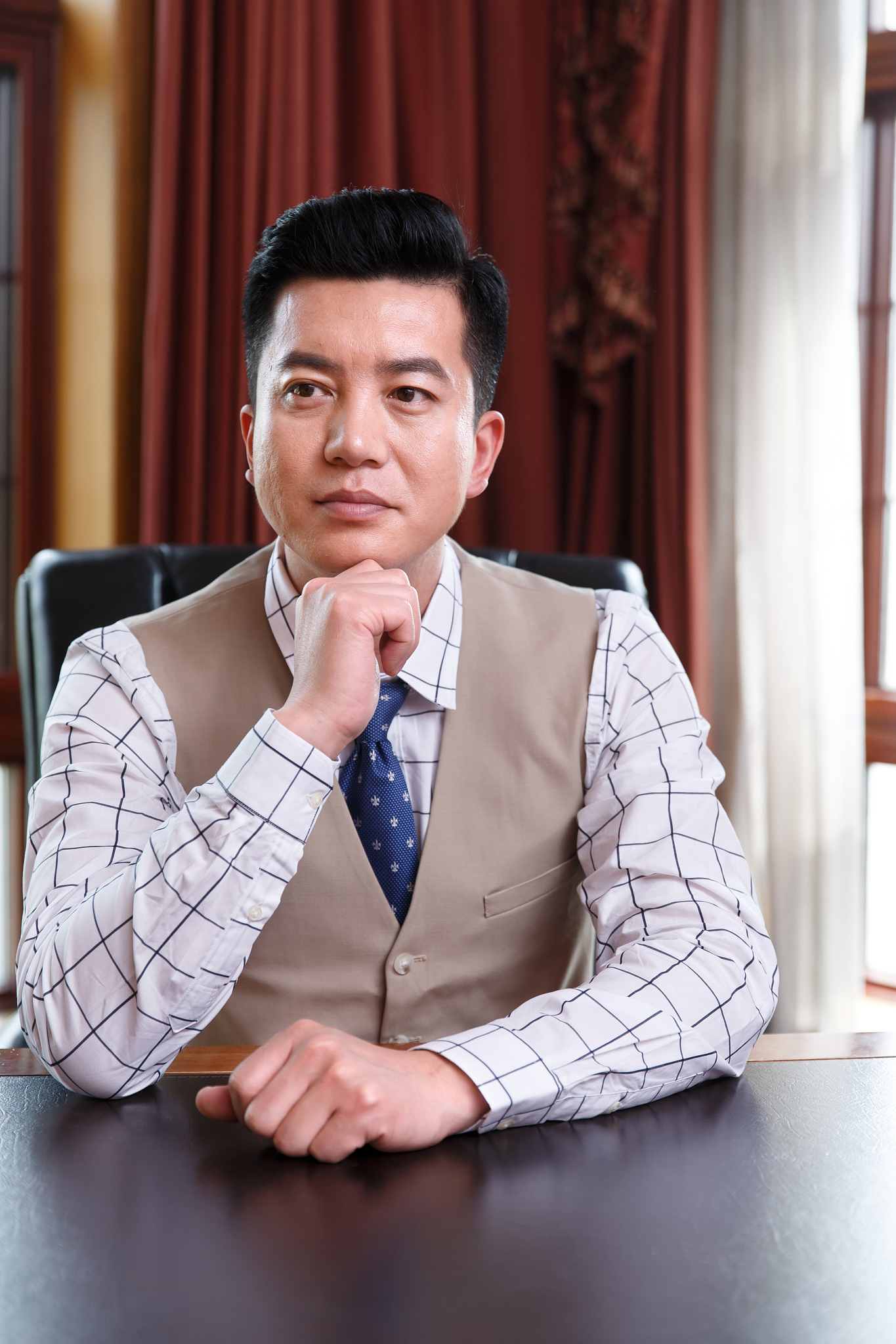 商务男人在书房