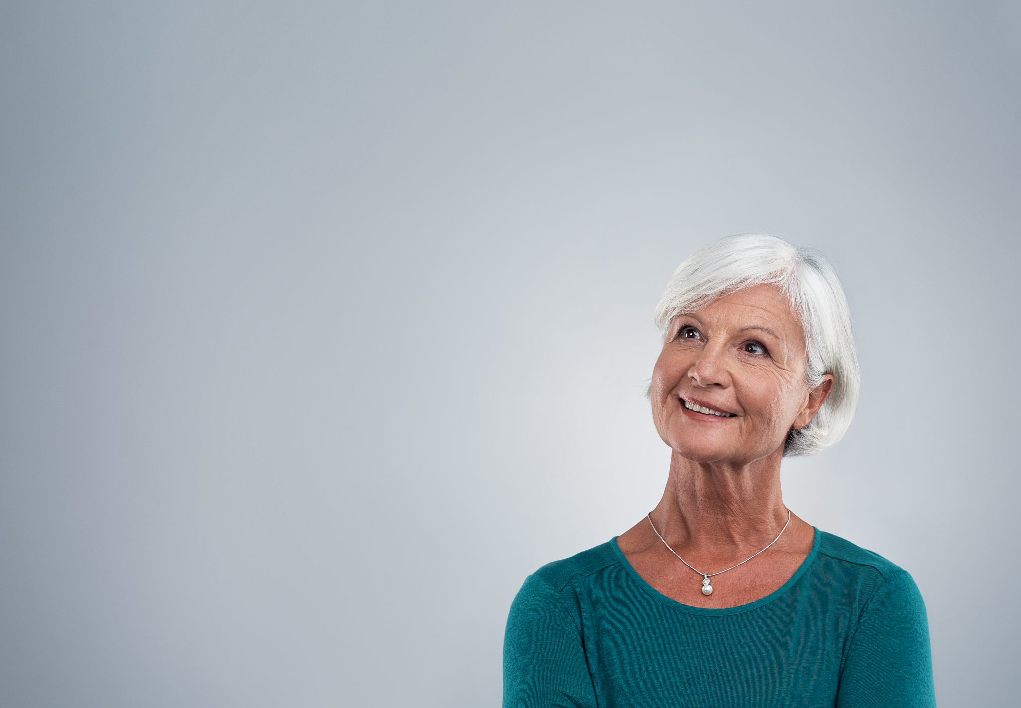 她的头发周围有着散发既纯净又明亮的白发丝这句话有问题吗？