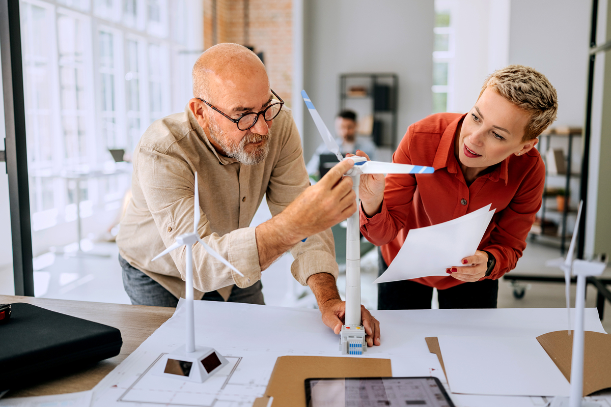 这篇文章有没有语法错误如果有请改正。题目Mid-Career Crisis in Tech Jobs Impacting Older Workers 正文Mid-career crisis is particularly widespread in the fast-paced and unstable tech industry especially for older employees As