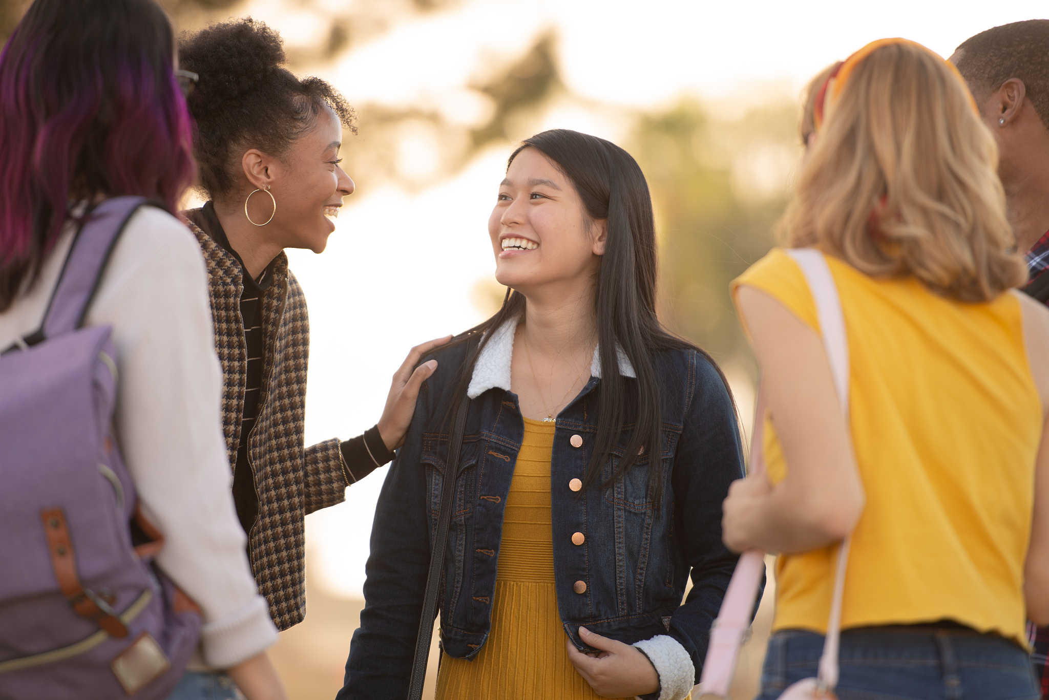作为一名大学生人际交往是必不可少的一部分。但是对于我来说和其他同学交往一直是一个比较棘手的问题。我乐于助人但是不喜欢参加班级活动喜欢一个人独处不喜欢和同学一起。这样的特点让我在交往中有时会感到孤独和尴尬但同时也拥有一些优点。 首先我认为交往的过程应该是互利互惠的而不是单方面的付出。我喜欢帮助别人但是只会帮助那些真正需要帮助的人。我不喜欢交损友因为我觉得虚伪的交往不仅没有意义还会浪费时间和精力。因
