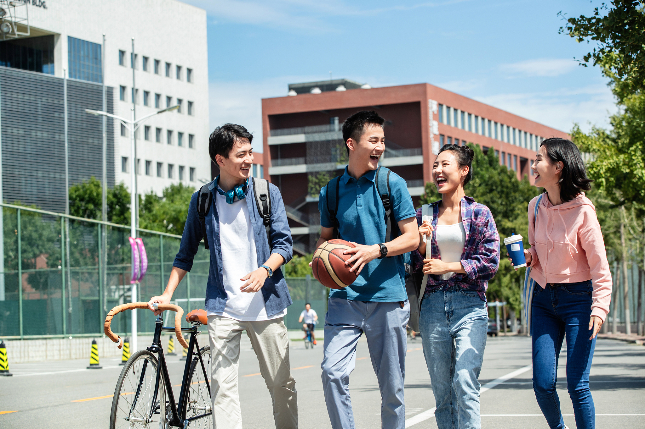 快乐的大学生在校园里步行