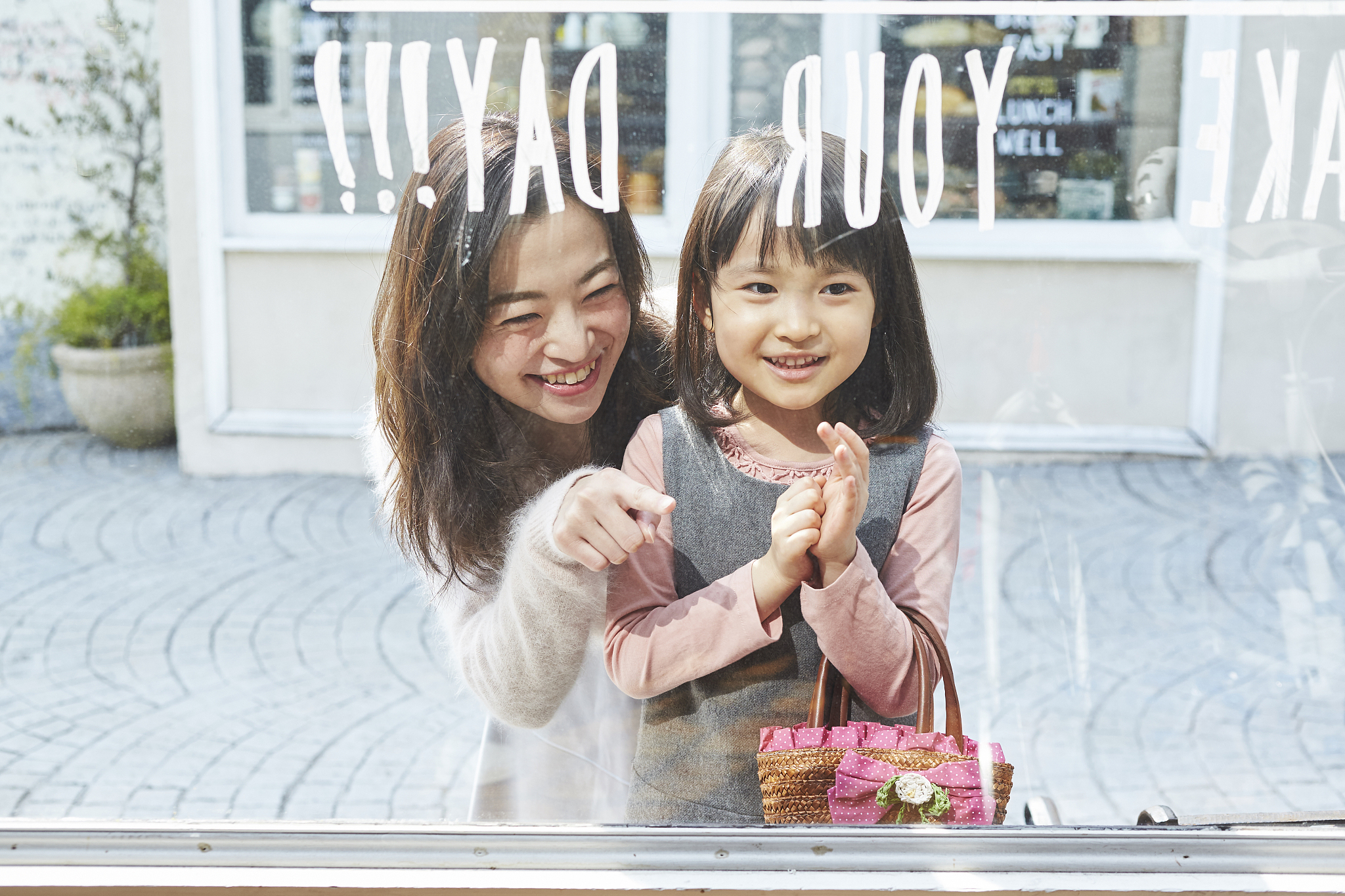 200字的作文“有两个孩子的晓璐的一天”