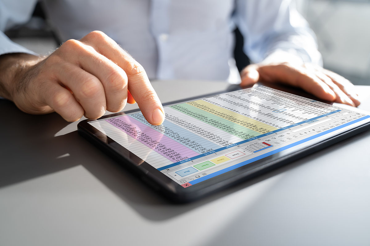 你可以告诉我怎么在Excel表格里让一个工作表的单元格显示另一个工作表单元格里的内容吗另一个工作表单元格位置并不固定