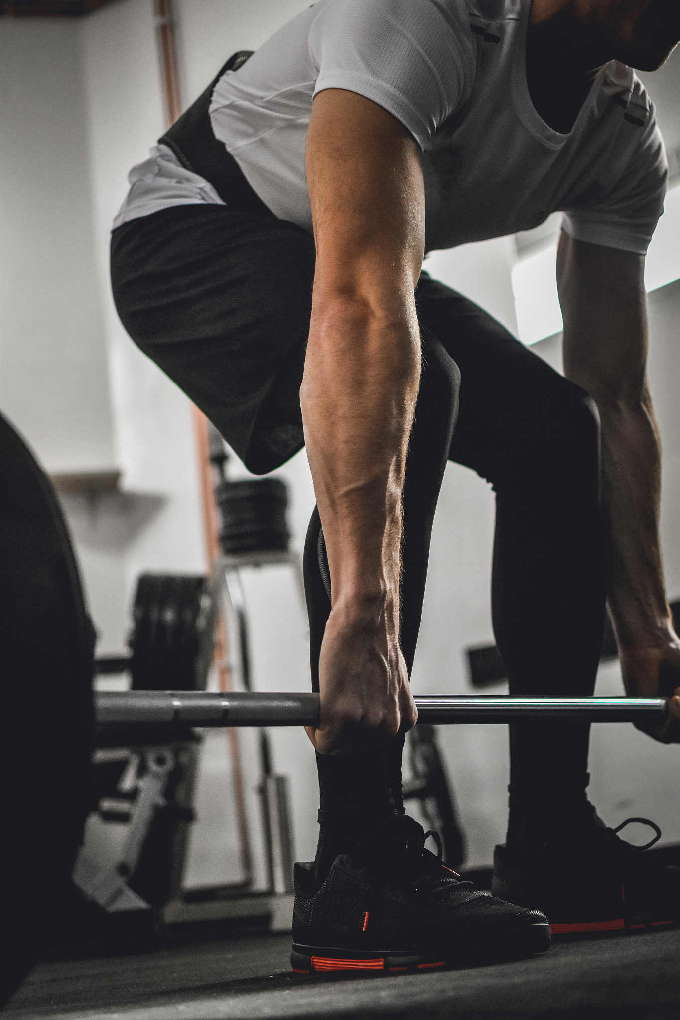 深蹲动作中股四头肌和臀大肌的参与