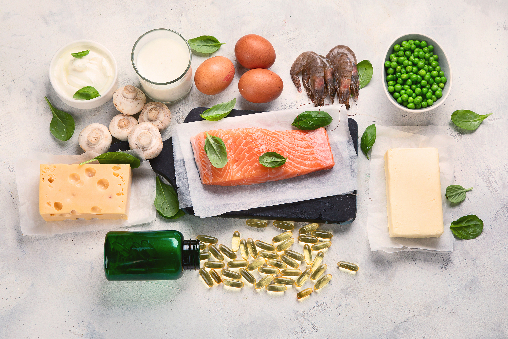 对抗炎症最强大的工具不是药物而是食物。哈佛医学院给出一些简单的方法只要做到以下几点就可以保护自己免受慢性炎症的伤害。第一就是要尽量减少加工食品和添加糖吃完整的水果、蔬菜、豆类、全谷物、家禽、鱼和健康的油减少红肉的摄入量而饭也吃到刚刚好不饿就行千万不要吃的太多一周至少要保证能吃到200到300克的海鱼或者300到500克的鱼和虾以及贝类等水产品。第二就是每晚至少睡七到九个小时这与降低许多慢性疾病的风