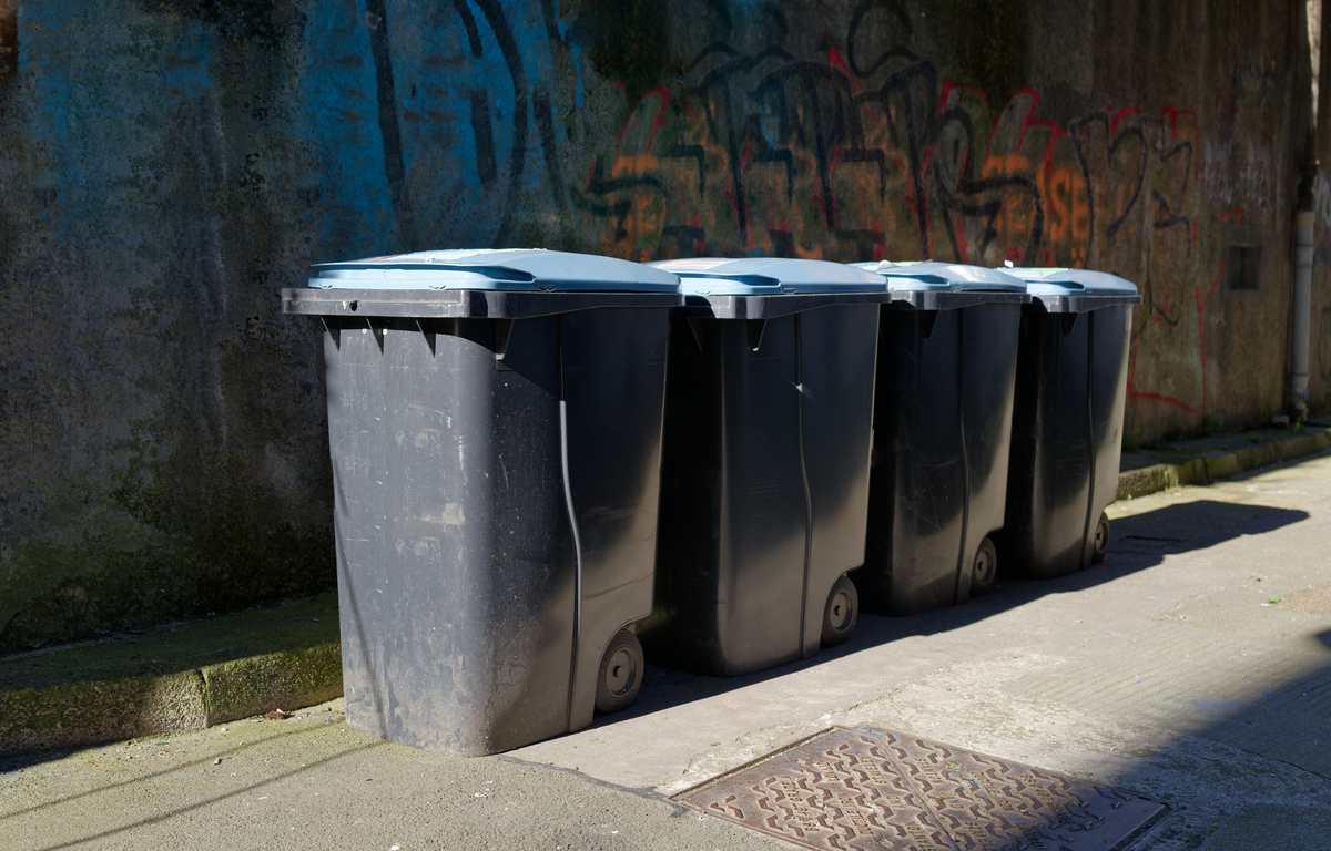 济南创高地产定制高端垃圾桶净化环境创美好家园城市风采垃圾桶选用优质板材 精致做工匠心工艺 肉眼可见的细节棒抗压不变形 耐用抗腐蚀日晒雨淋都耐抗的宣传文案