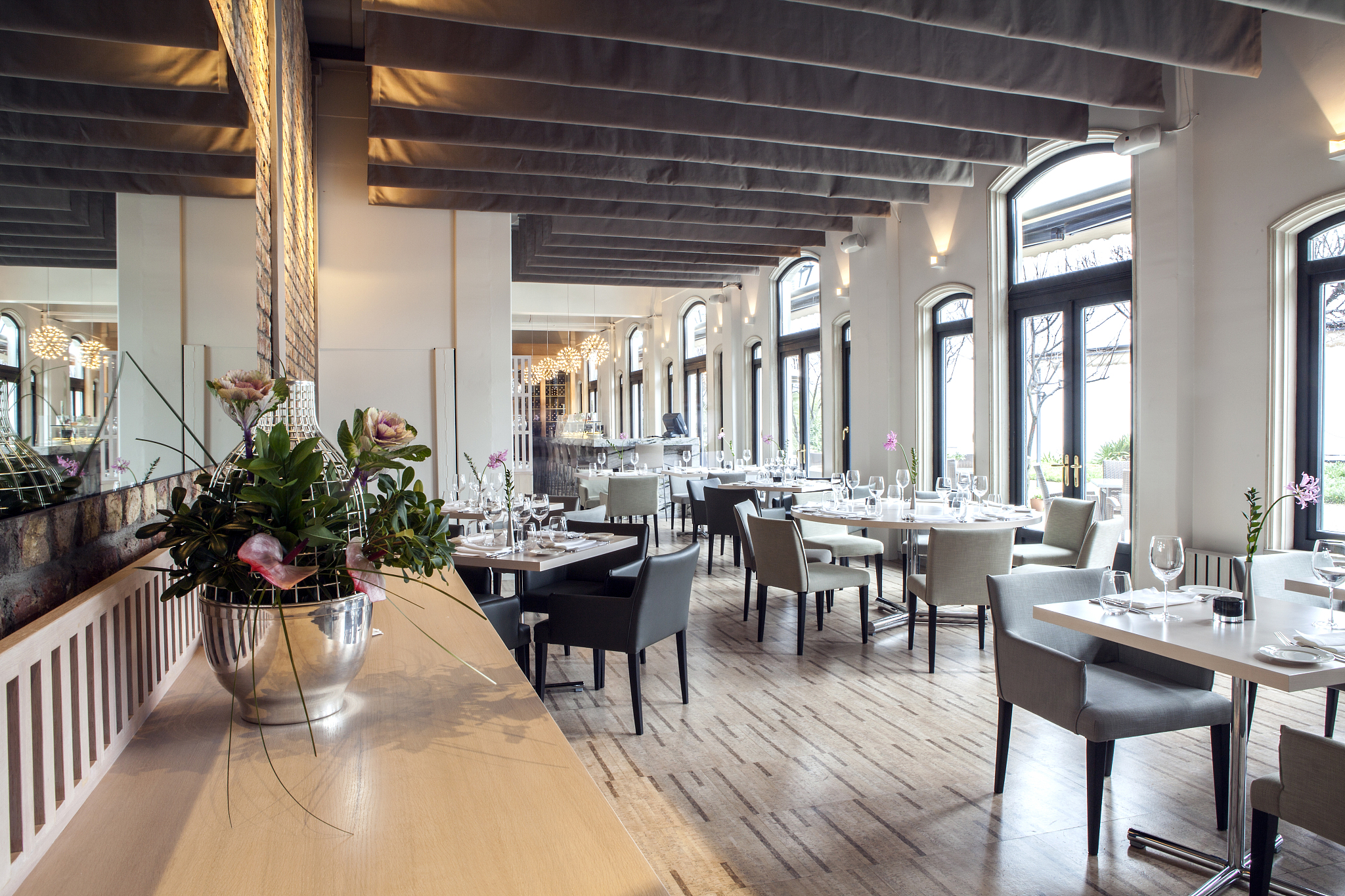 Craig adopts a management style of centralization For example At the Shangri-La Hotel Craig ran the restaurant under very strict guidelines Each day he personally prepared the menu for the restaurant