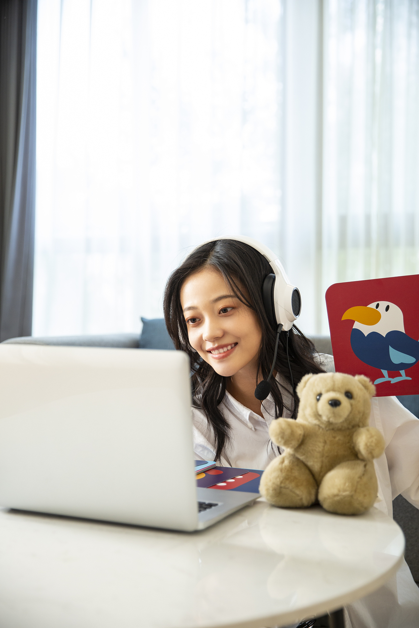 青年女子在客厅居家远程<strong>在线</strong>儿童教育