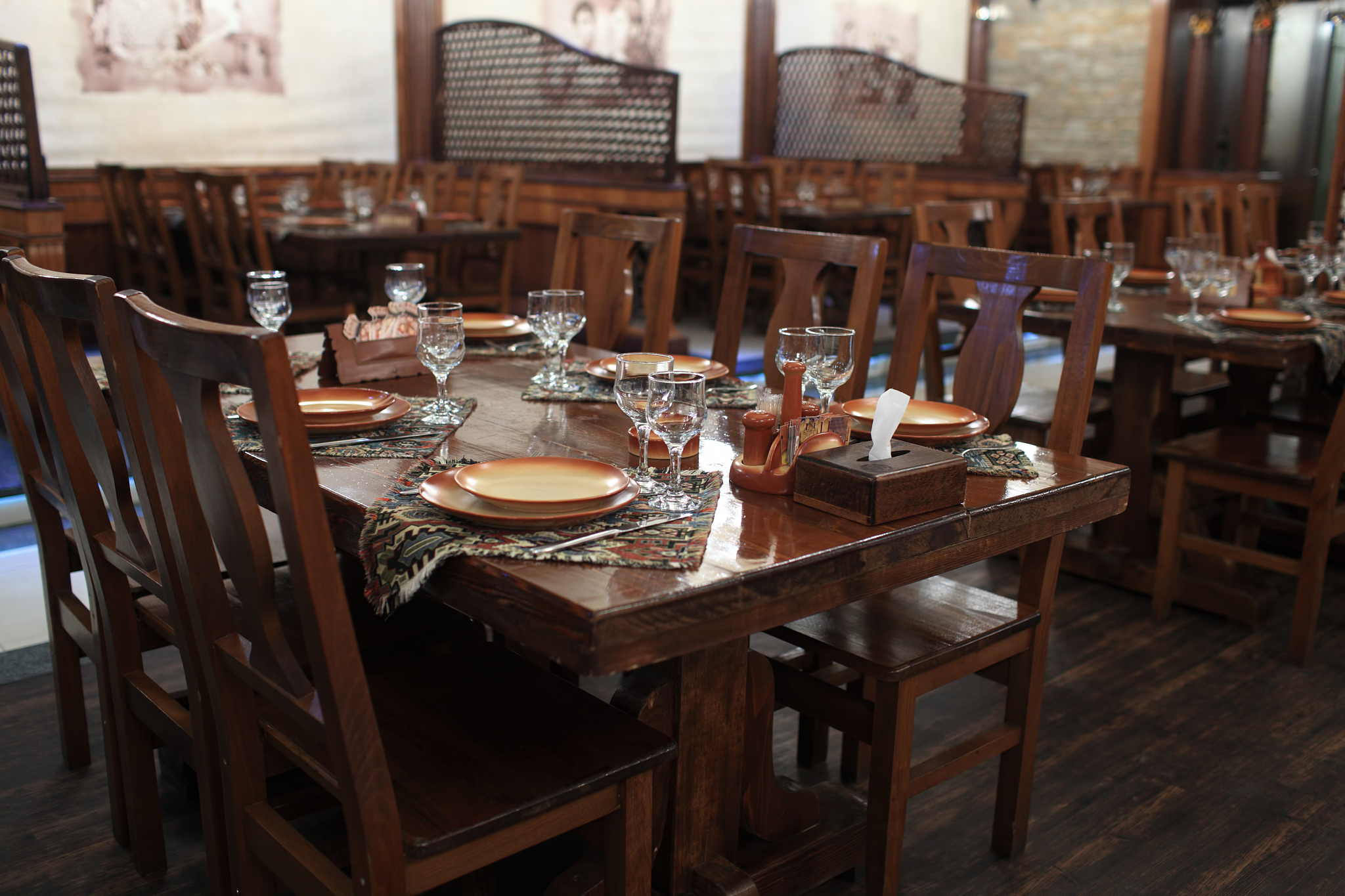 酒店实木餐桌价格 - 了解不同款式和品牌的价位