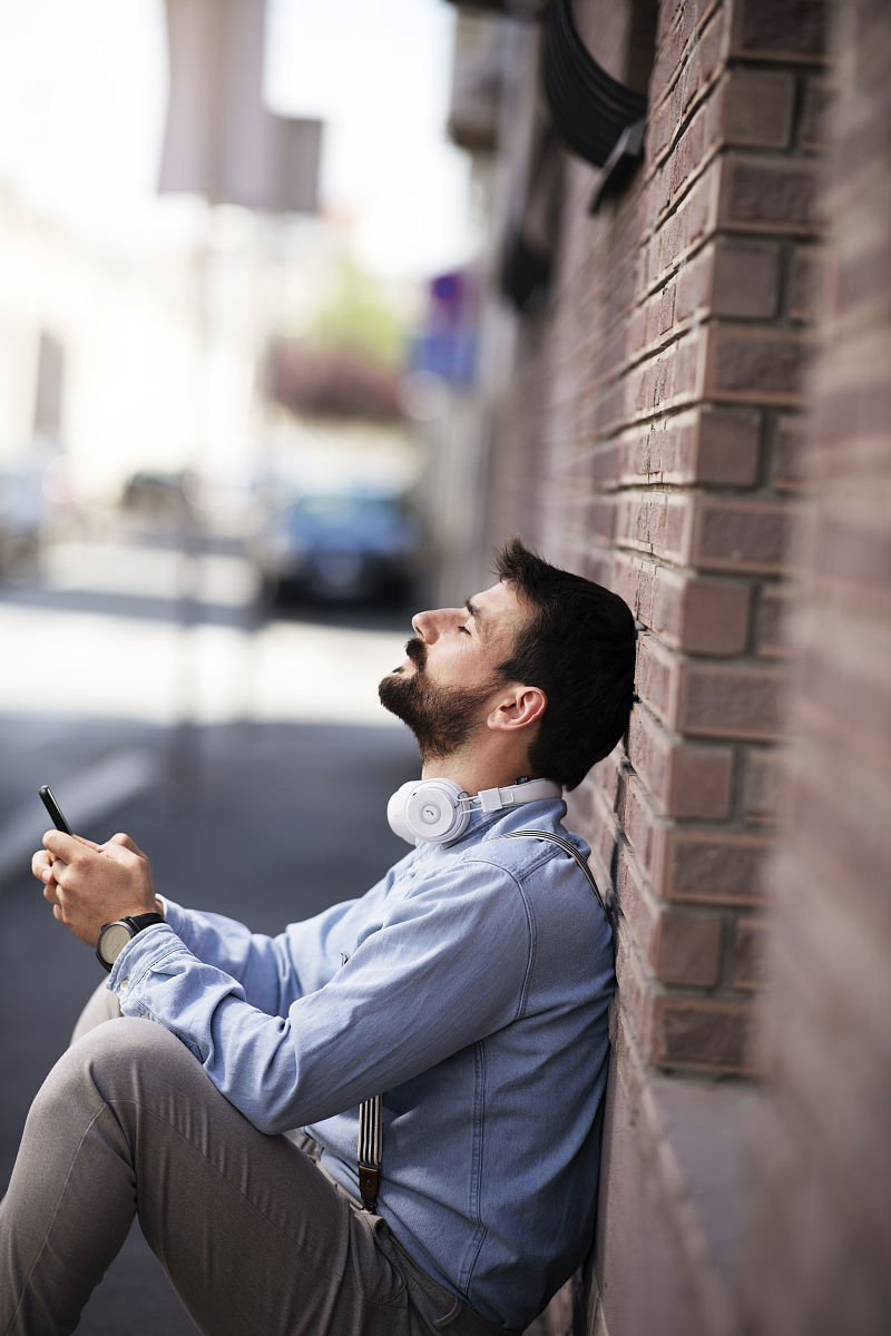 请帮我撰写一份关于药房三个月内的发展目标规划请详细写明如何管理药房的员工。