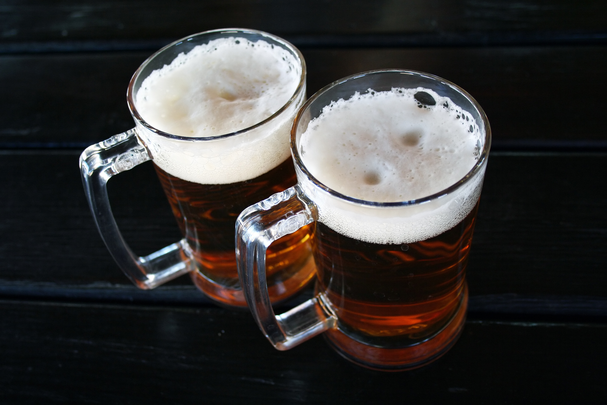 幽默笑话：鸟儿点酒，竟然要喝'鸟啤酒'！