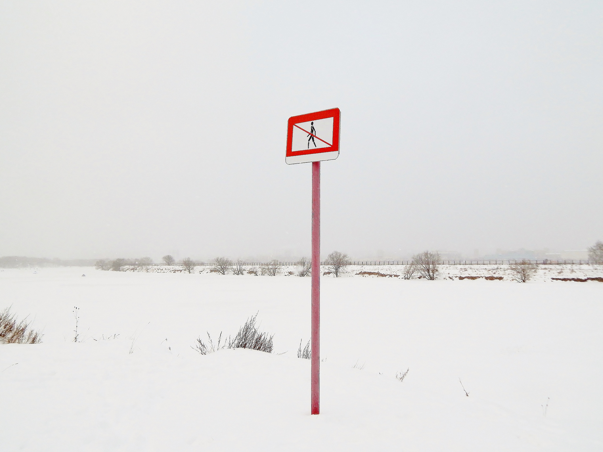 the sign of the passage of people is forbidden